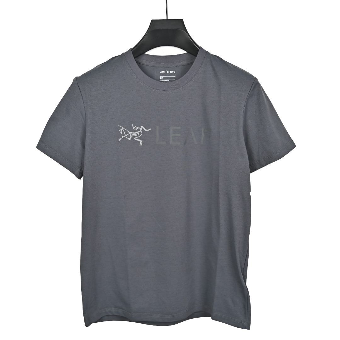 始祖鸟LEAF Word SS T-shirt｜军鸟级面料与工艺 深灰 卡其 两色全码接 真正的战术级舒适，藏在每一寸面料与毫米级加工里——这不是普通T恤，是为极端场景打磨的日常铠甲。 🔹 核心面料科技 采用100%有机长绒Pima棉，精选超长纤维织造，比普通棉更扎实、更耐造： • 高克重（约220g）肌理挺括，抗皱耐磨，久穿不易变形、起球，机洗后依旧平整如新； • 天然透气孔结构，贴肤不闷汗，夏季通勤、户外徒步都能保持干爽体感； • 有机种植认证，无化学残留，敏感肌也能放心贴身穿。 🔹 精密加工细节 • 3D立体剪裁：肩线、侧腰精准对位，修身不紧绷，抬手、弯腰无束缚，适配战术动作与日常通勤； • 双针锁边平缝工艺：所有接缝采用平整车线+锁边处理，无凸起摩擦感，久穿不开线、不磨肤； • 加固圆领设计：领口内置弹力包边条+双道车线，反复拉扯不易松垮，洗后不变形、不卷边； • 高牢度压胶印花：胸前始祖鸟骨架Logo与“LEAF”字样采用耐水洗压胶工艺，不掉色、不开裂，低调辨识度拉满； • 侧缝开衩+下摆微弧形：提升活动自由度，同时修饰身形，避免久坐后下摆上翘。 🔹 战术级耐用性 从面料密度到缝线密度，全程对标LEAF战术线标准：抗撕裂、耐摩擦，既能应对户外徒步、战术训练，也能胜任城市通勤、休闲穿搭，一件穿多年依旧质感在线。 懂工艺的人，一摸面料就知道差距——这才是始祖鸟级别的“低调硬核”。-选品中心