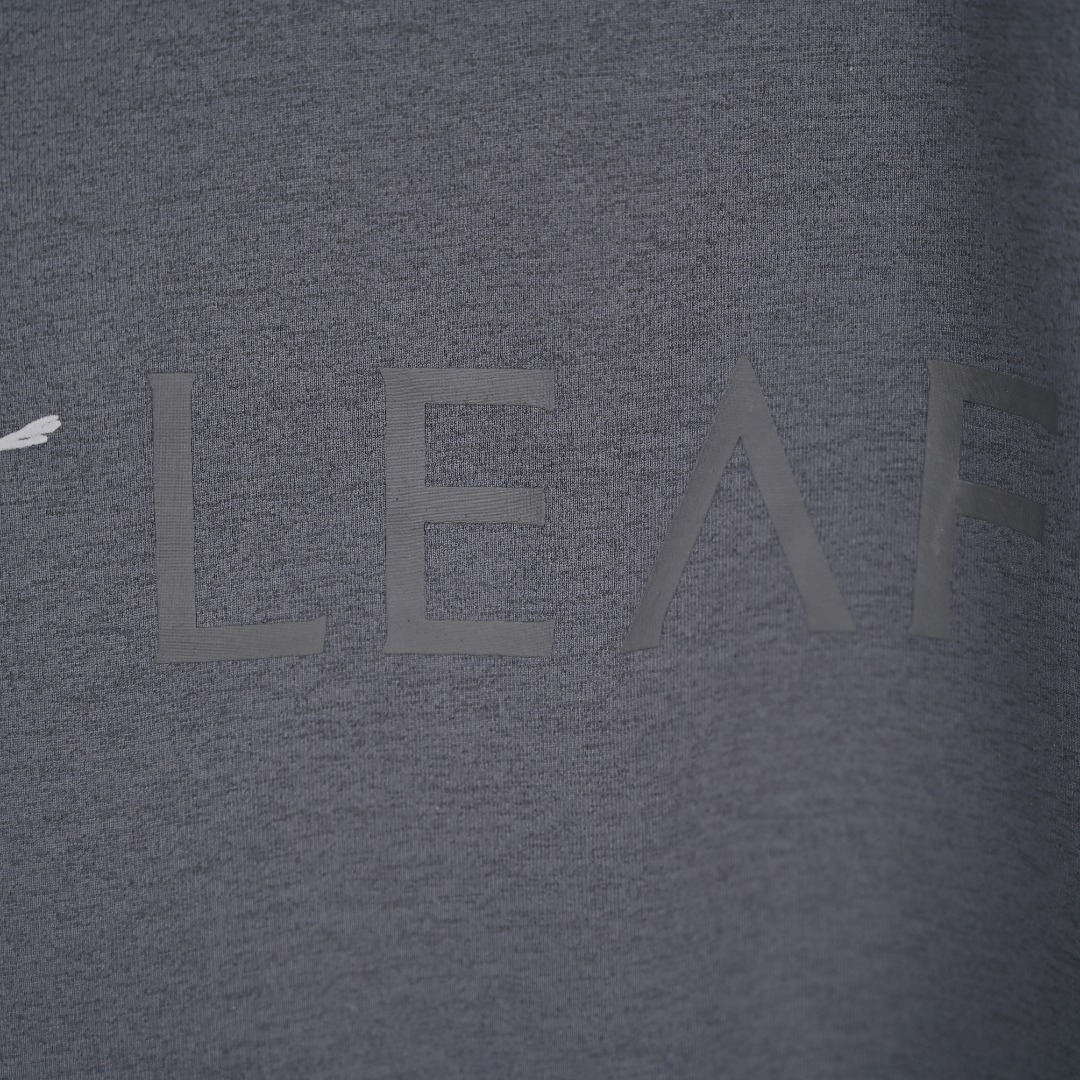 图片[5]-始祖鸟LEAF Word SS T-shirt｜军鸟级面料与工艺 深灰 卡其 两色全码接 真正的战术级舒适，藏在每一寸面料与毫米级加工里——这不是普通T恤，是为极端场景打磨的日常铠甲。 🔹 核心面料科技 采用100%有机长绒Pima棉，精选超长纤维织造，比普通棉更扎实、更耐造： • 高克重（约220g）肌理挺括，抗皱耐磨，久穿不易变形、起球，机洗后依旧平整如新； • 天然透气孔结构，贴肤不闷汗，夏季通勤、户外徒步都能保持干爽体感； • 有机种植认证，无化学残留，敏感肌也能放心贴身穿。 🔹 精密加工细节 • 3D立体剪裁：肩线、侧腰精准对位，修身不紧绷，抬手、弯腰无束缚，适配战术动作与日常通勤； • 双针锁边平缝工艺：所有接缝采用平整车线+锁边处理，无凸起摩擦感，久穿不开线、不磨肤； • 加固圆领设计：领口内置弹力包边条+双道车线，反复拉扯不易松垮，洗后不变形、不卷边； • 高牢度压胶印花：胸前始祖鸟骨架Logo与“LEAF”字样采用耐水洗压胶工艺，不掉色、不开裂，低调辨识度拉满； • 侧缝开衩+下摆微弧形：提升活动自由度，同时修饰身形，避免久坐后下摆上翘。 🔹 战术级耐用性 从面料密度到缝线密度，全程对标LEAF战术线标准：抗撕裂、耐摩擦，既能应对户外徒步、战术训练，也能胜任城市通勤、休闲穿搭，一件穿多年依旧质感在线。 懂工艺的人，一摸面料就知道差距——这才是始祖鸟级别的“低调硬核”。-选品中心