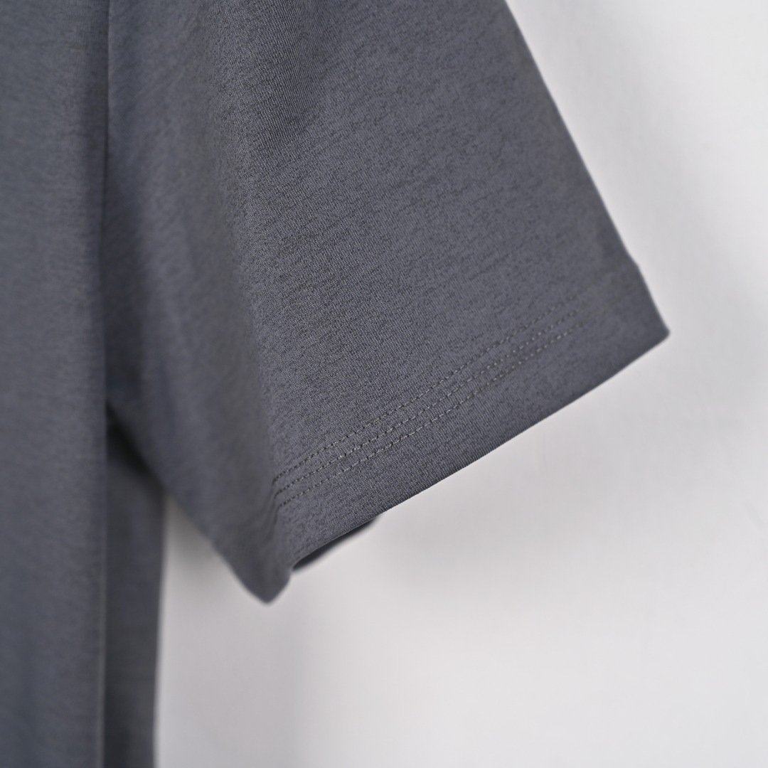 图片[6]-始祖鸟LEAF Word SS T-shirt｜军鸟级面料与工艺 深灰 卡其 两色全码接 真正的战术级舒适，藏在每一寸面料与毫米级加工里——这不是普通T恤，是为极端场景打磨的日常铠甲。 🔹 核心面料科技 采用100%有机长绒Pima棉，精选超长纤维织造，比普通棉更扎实、更耐造： • 高克重（约220g）肌理挺括，抗皱耐磨，久穿不易变形、起球，机洗后依旧平整如新； • 天然透气孔结构，贴肤不闷汗，夏季通勤、户外徒步都能保持干爽体感； • 有机种植认证，无化学残留，敏感肌也能放心贴身穿。 🔹 精密加工细节 • 3D立体剪裁：肩线、侧腰精准对位，修身不紧绷，抬手、弯腰无束缚，适配战术动作与日常通勤； • 双针锁边平缝工艺：所有接缝采用平整车线+锁边处理，无凸起摩擦感，久穿不开线、不磨肤； • 加固圆领设计：领口内置弹力包边条+双道车线，反复拉扯不易松垮，洗后不变形、不卷边； • 高牢度压胶印花：胸前始祖鸟骨架Logo与“LEAF”字样采用耐水洗压胶工艺，不掉色、不开裂，低调辨识度拉满； • 侧缝开衩+下摆微弧形：提升活动自由度，同时修饰身形，避免久坐后下摆上翘。 🔹 战术级耐用性 从面料密度到缝线密度，全程对标LEAF战术线标准：抗撕裂、耐摩擦，既能应对户外徒步、战术训练，也能胜任城市通勤、休闲穿搭，一件穿多年依旧质感在线。 懂工艺的人，一摸面料就知道差距——这才是始祖鸟级别的“低调硬核”。-选品中心
