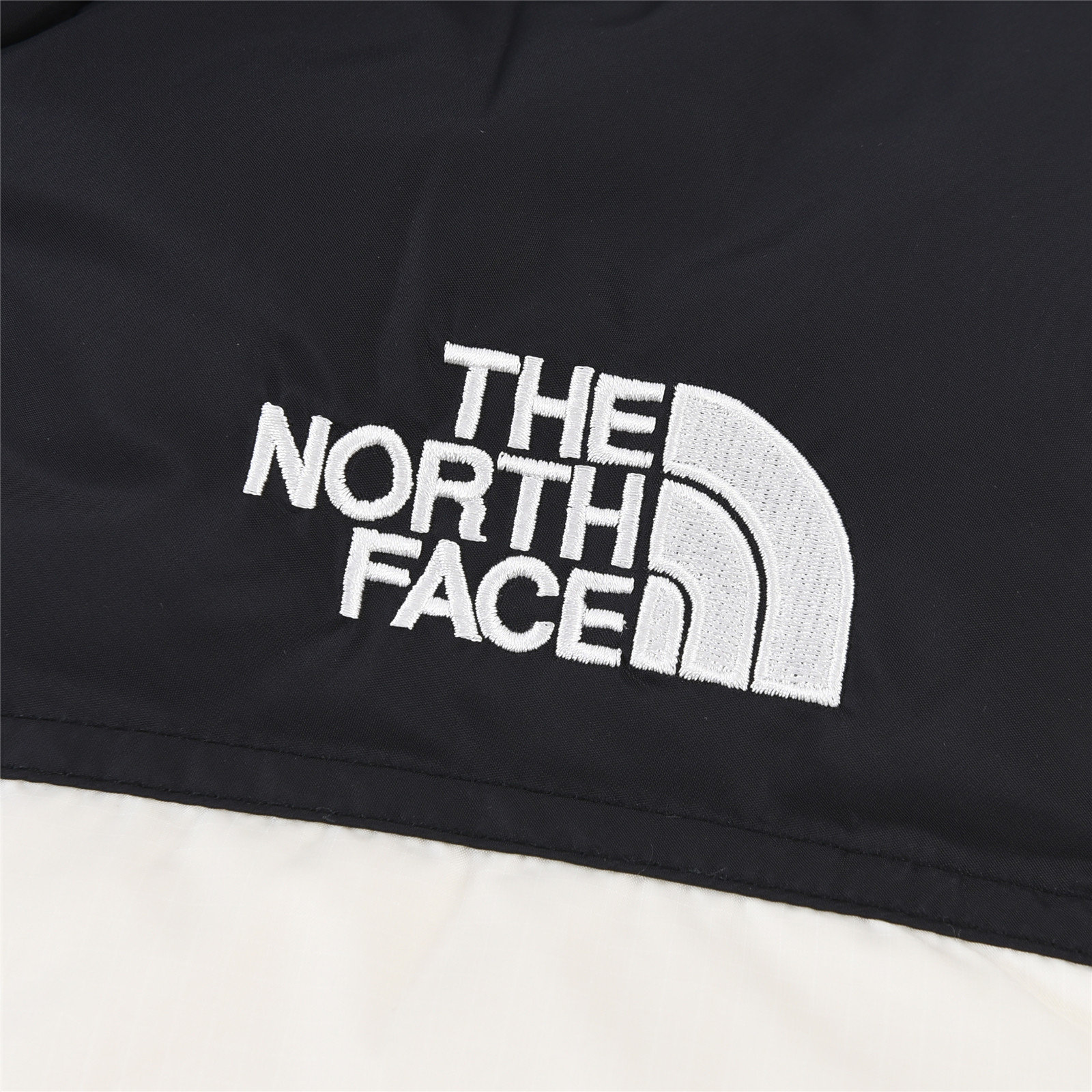 图片[4]-米白 高端！ The North Face 北面/1996NUPTSE TNF童装户外羽绒服 潮孩必备 比大鹅童装更时尚。 极高性价比的一款童装羽绒服，羽绒采用国标70绒 继承了成人版的御寒性与耐久性设计，让您的小小探险家也能体验到良好的保暖性能，轻松愉快的度过寒冷的冬季！ 尺码：100 110 120 130 140 150 160-选品中心
