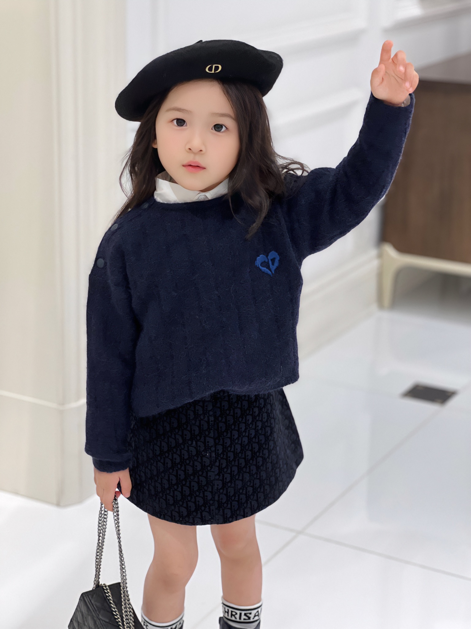 Delicate Princess Sweater with Beautiful Shoulder Buttons - 图片 2