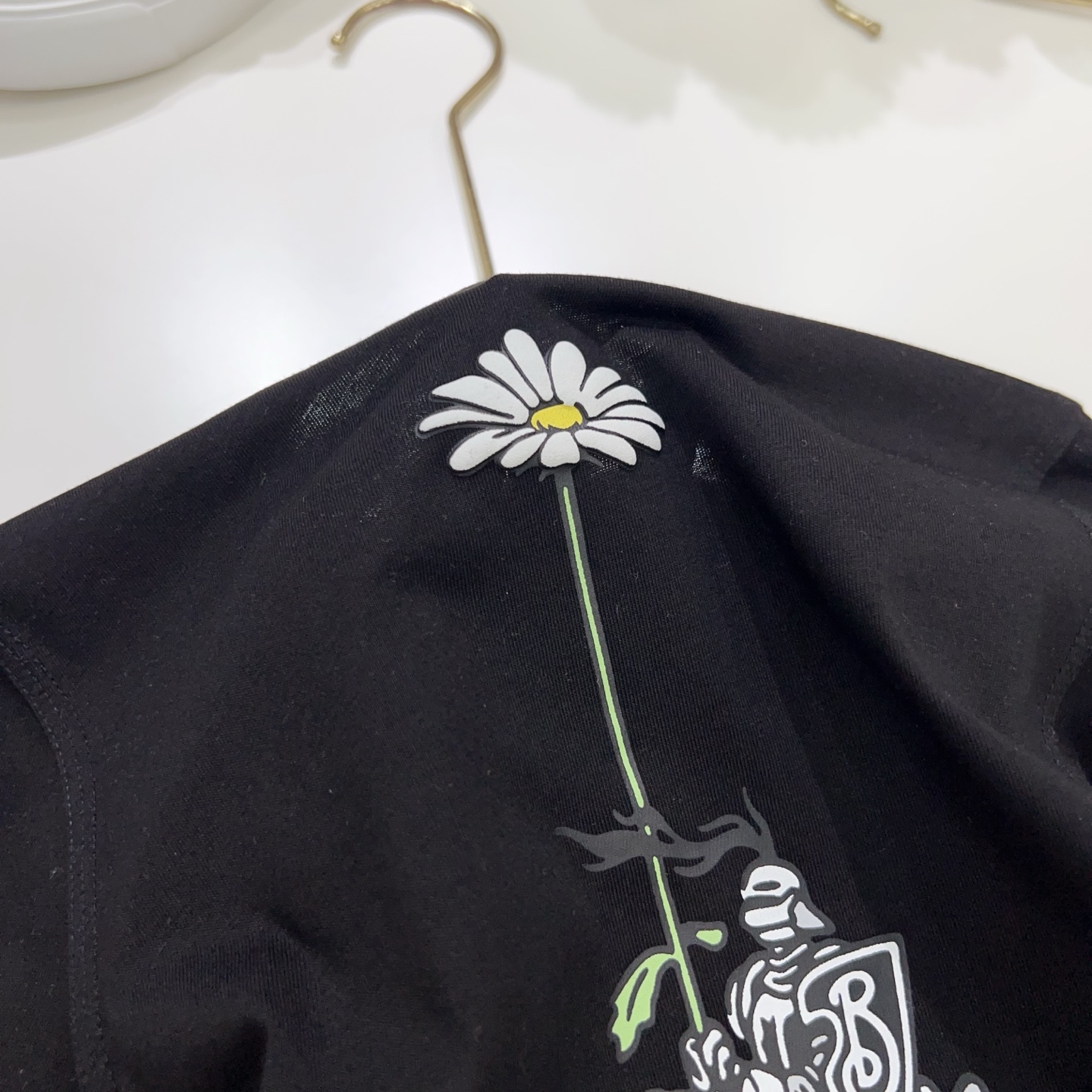 Burberry Kids Black Cotton T-Shirt with Knight & Daisy Graphic (Size 100-160) 6 i1748543697895 4892 0 4