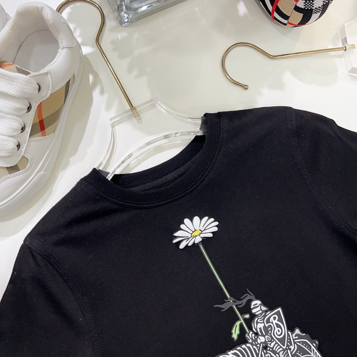 Burberry Kids Black Cotton T-Shirt with Knight & Daisy Graphic (Size 100-160) 4 i1748543699972 7961 0 2