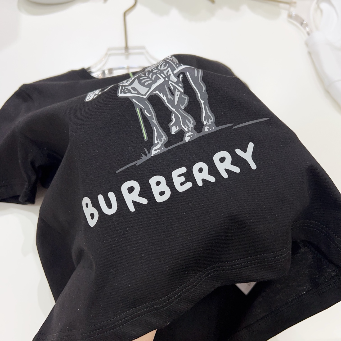 Burberry Kids Black Cotton T-Shirt with Knight & Daisy Graphic (Size 100-160) 9 i1748543699982 6519 0 7