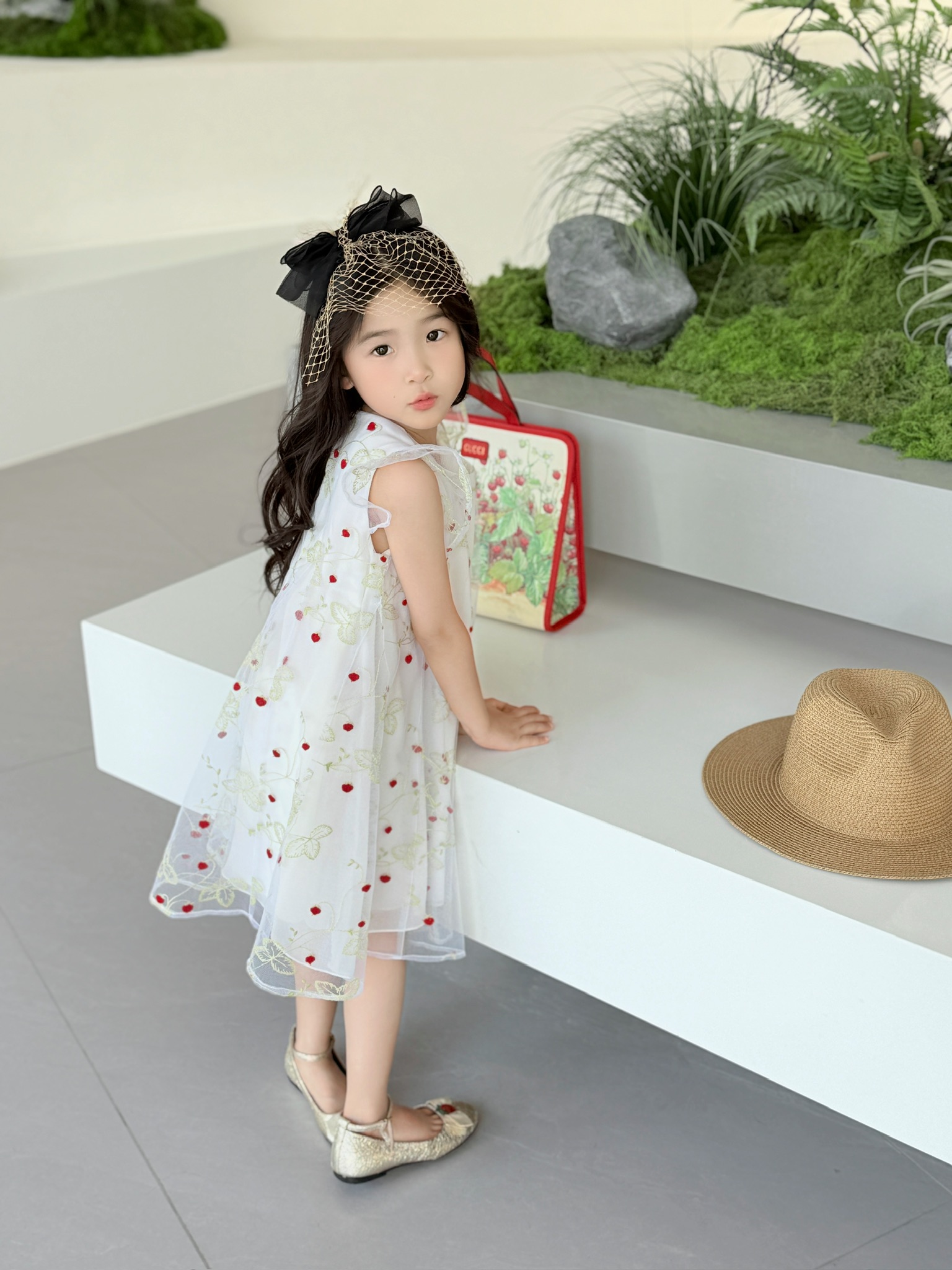 Gucci Kids White Strawberry Embroidered Dress - Size 100-150 5 i1749039346281 6083 0 3