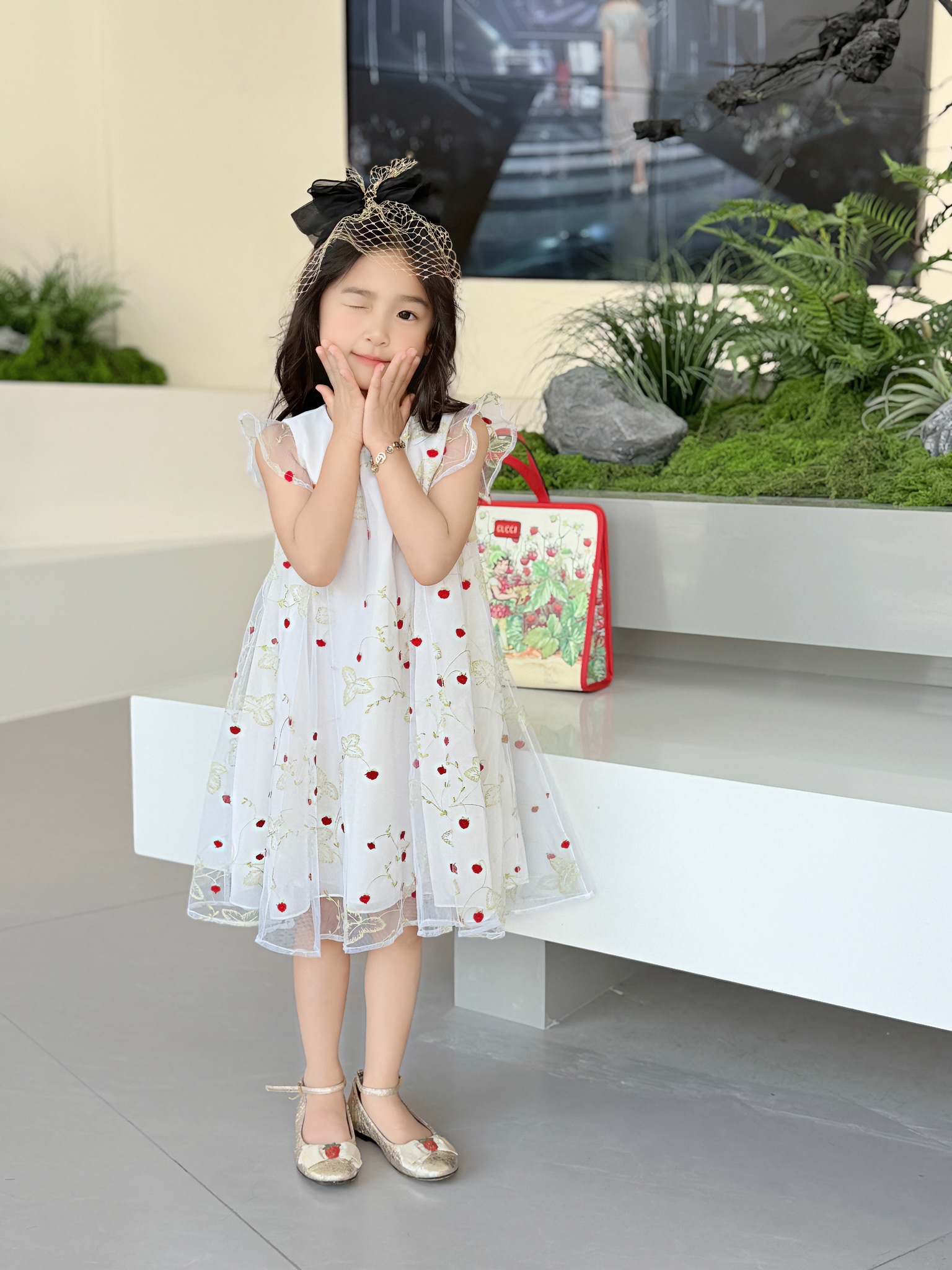 Gucci Kids White Strawberry Embroidered Dress - Size 100-150 4 i1749039346283 5244 0 2