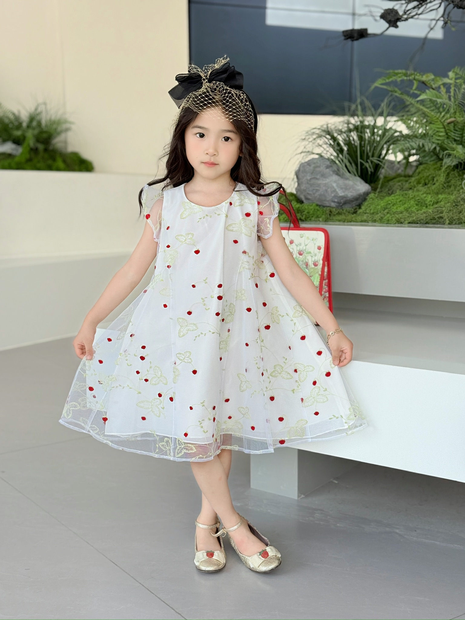 Gucci Kids White Strawberry Embroidered Dress - Size 100-150 3 i1749039348080 4891 0 1