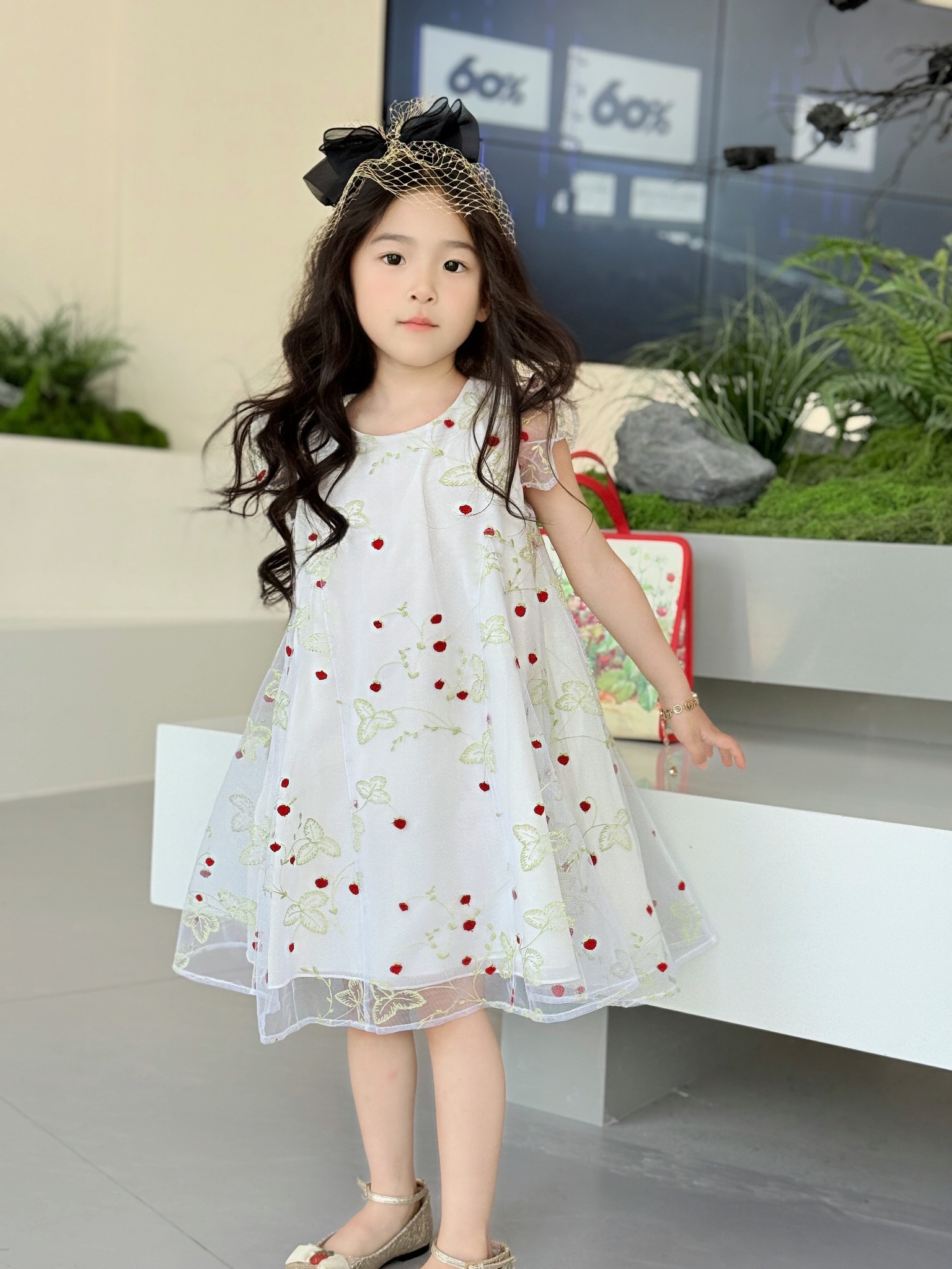 Gucci Kids White Strawberry Embroidered Dress - Size 100-150 2 i1749039348421 8815 0 0