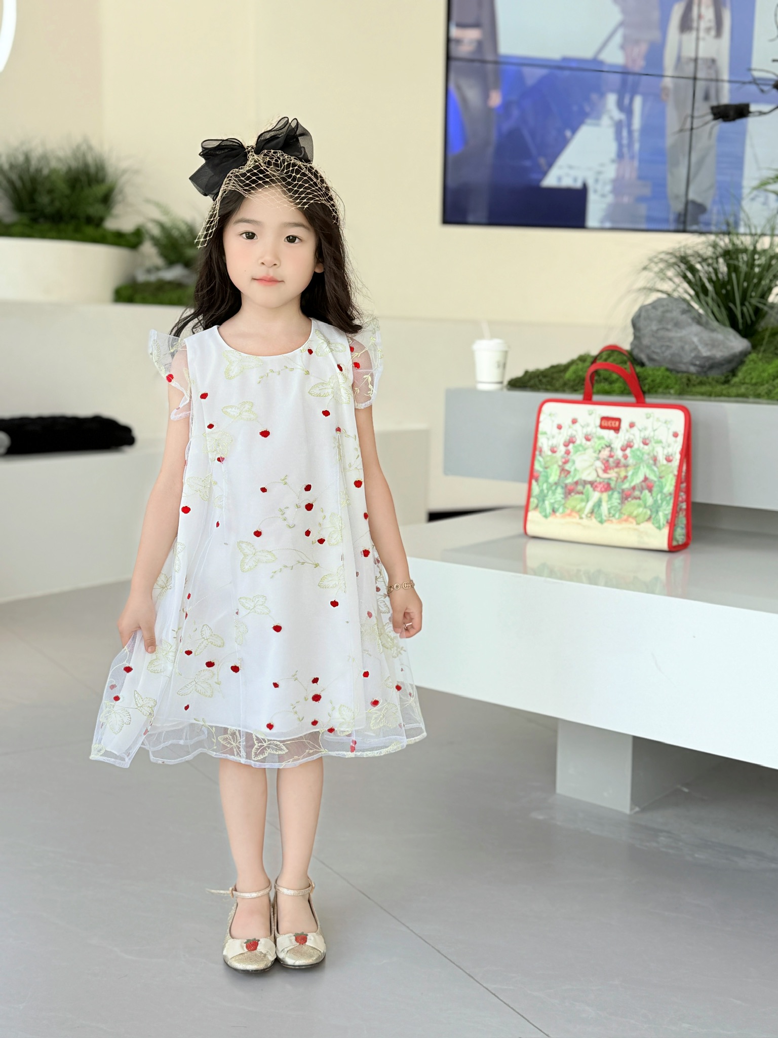 Gucci Kids White Strawberry Embroidered Dress - Size 100-150 8 i1749039348423 1402 0 6