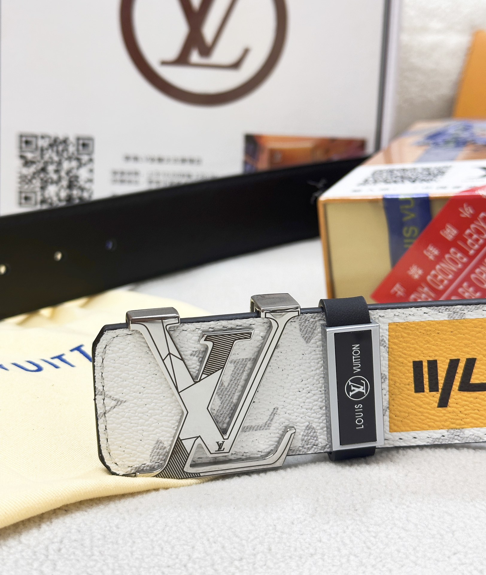 🎁皮带：LV..路易..✈️顶级原单复刻.P150
🎁腰带：🐂百分百头层牛皮，保证真皮。不规则雕花24K纯钢扣🌈涂鸦彩绘图案艺术🎨双面可用✨专柜同等质量，  送人自用首选✈️
🎁包装： 请认准如图专柜包装，赠送打孔器，银联发票，宽度3.8mm