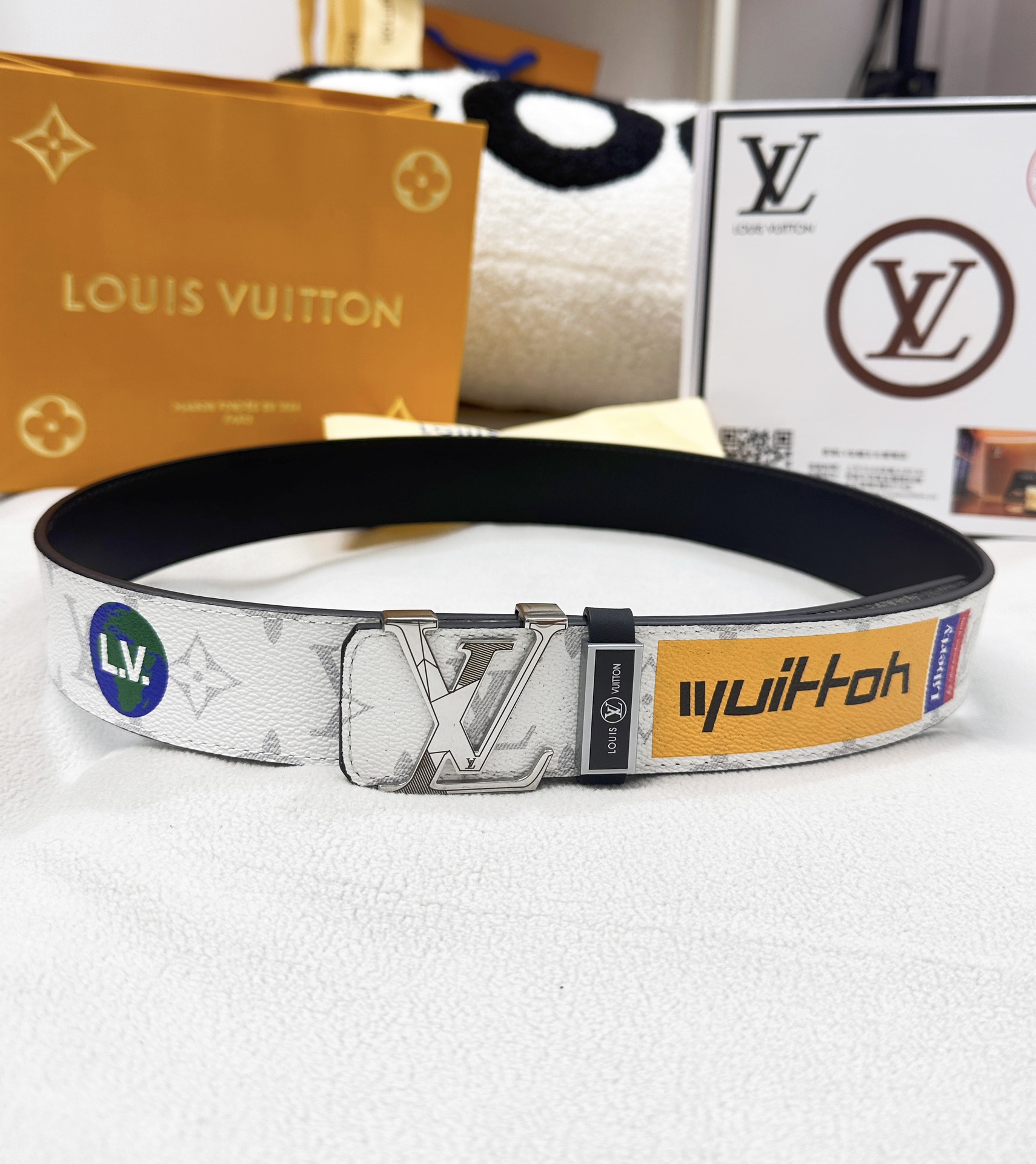 🎁皮带：LV..路易..✈️顶级原单复刻.P150
🎁腰带：🐂百分百头层牛皮，保证真皮。不规则雕花24K纯钢扣🌈涂鸦彩绘图案艺术🎨双面可用✨专柜同等质量，  送人自用首选✈️
🎁包装： 请认准如图专柜包装，赠送打孔器，银联发票，宽度3.8mm