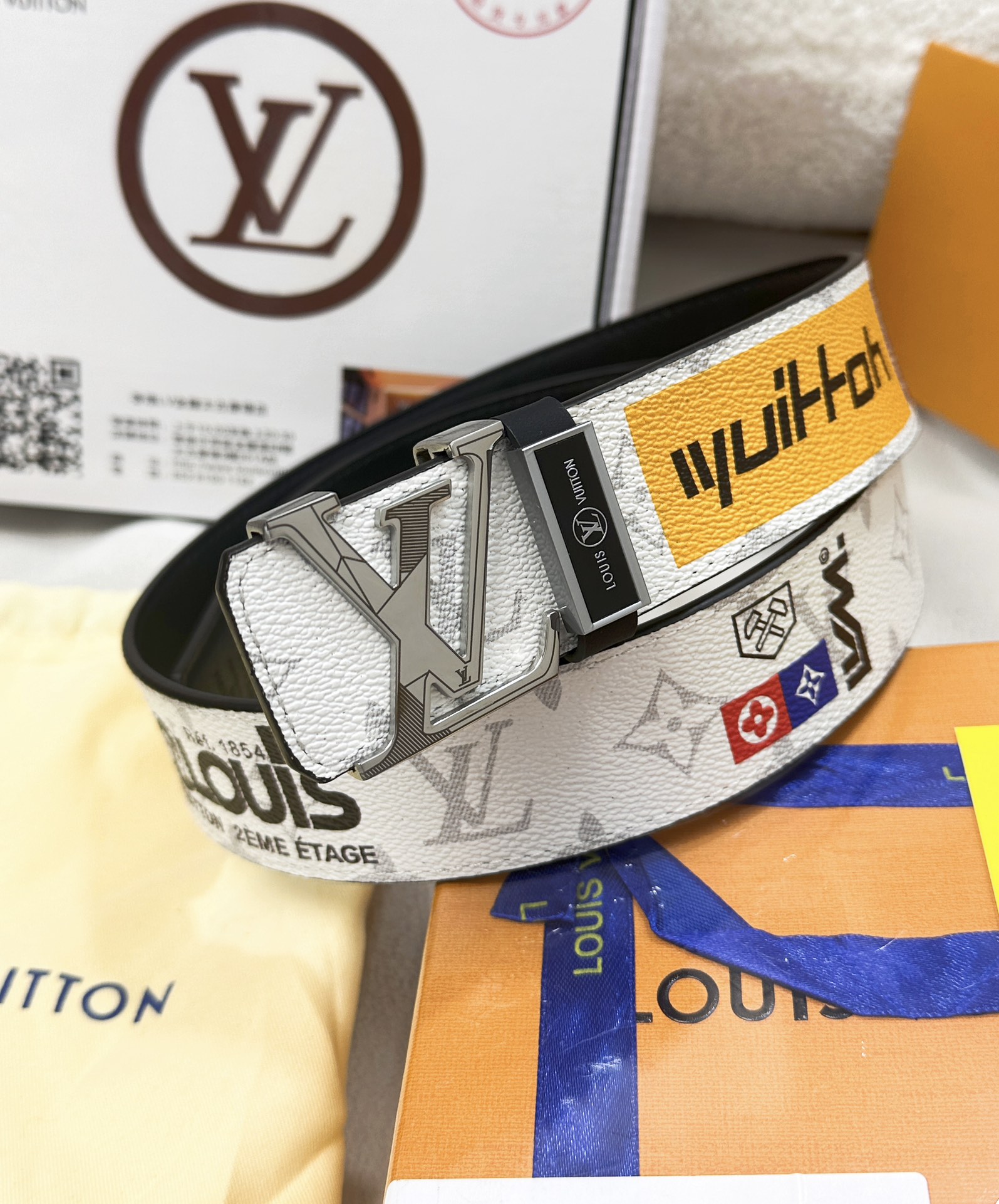 🎁皮带：LV..路易..✈️顶级原单复刻.P150
🎁腰带：🐂百分百头层牛皮，保证真皮。不规则雕花24K纯钢扣🌈涂鸦彩绘图案艺术🎨双面可用✨专柜同等质量，  送人自用首选✈️
🎁包装： 请认准如图专柜包装，赠送打孔器，银联发票，宽度3.8mm