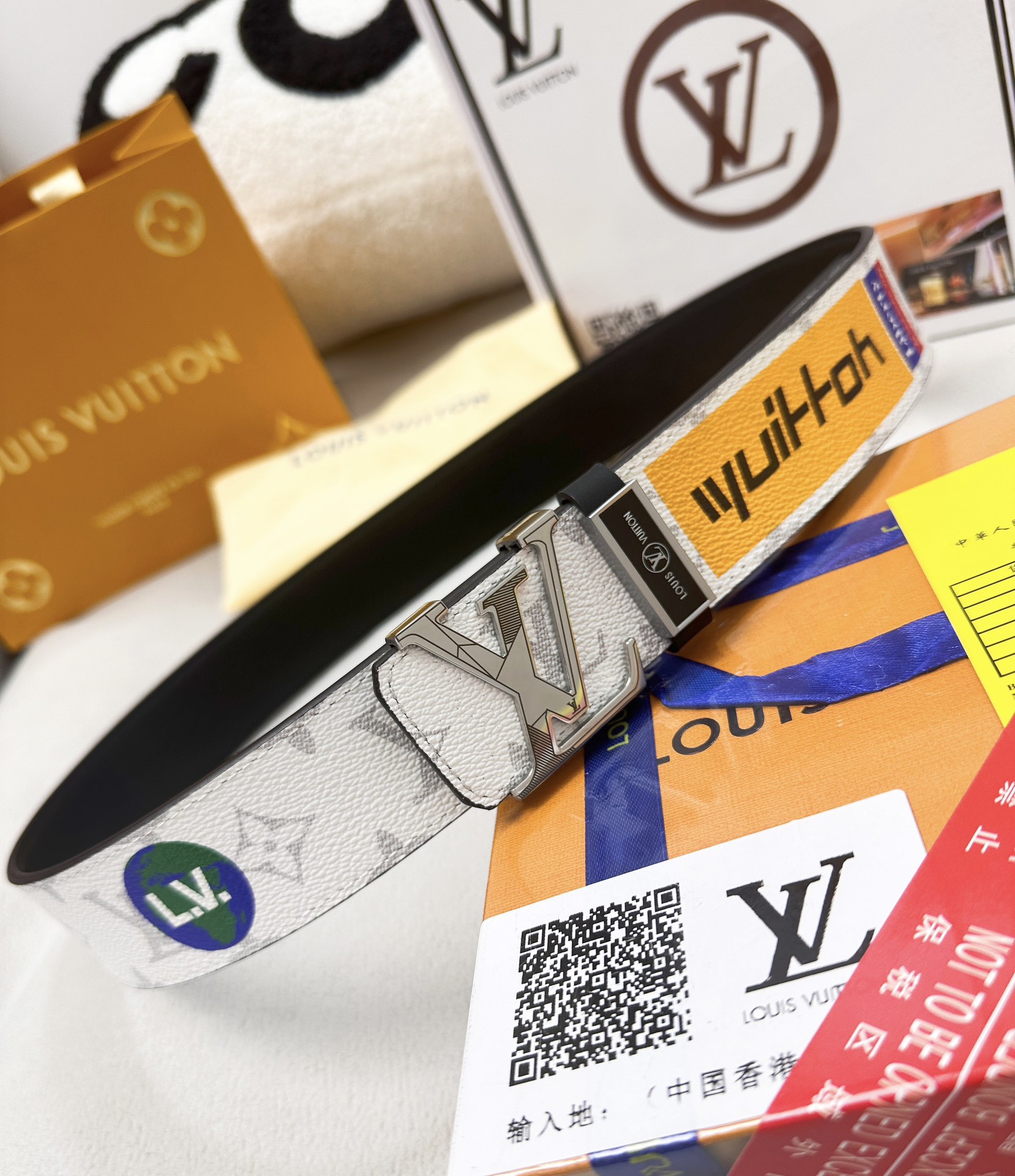 🎁皮带：LV..路易..✈️顶级原单复刻.P150
🎁腰带：🐂百分百头层牛皮，保证真皮。不规则雕花24K纯钢扣🌈涂鸦彩绘图案艺术🎨双面可用✨专柜同等质量，  送人自用首选✈️
🎁包装： 请认准如图专柜包装，赠送打孔器，银联发票，宽度3.8mm