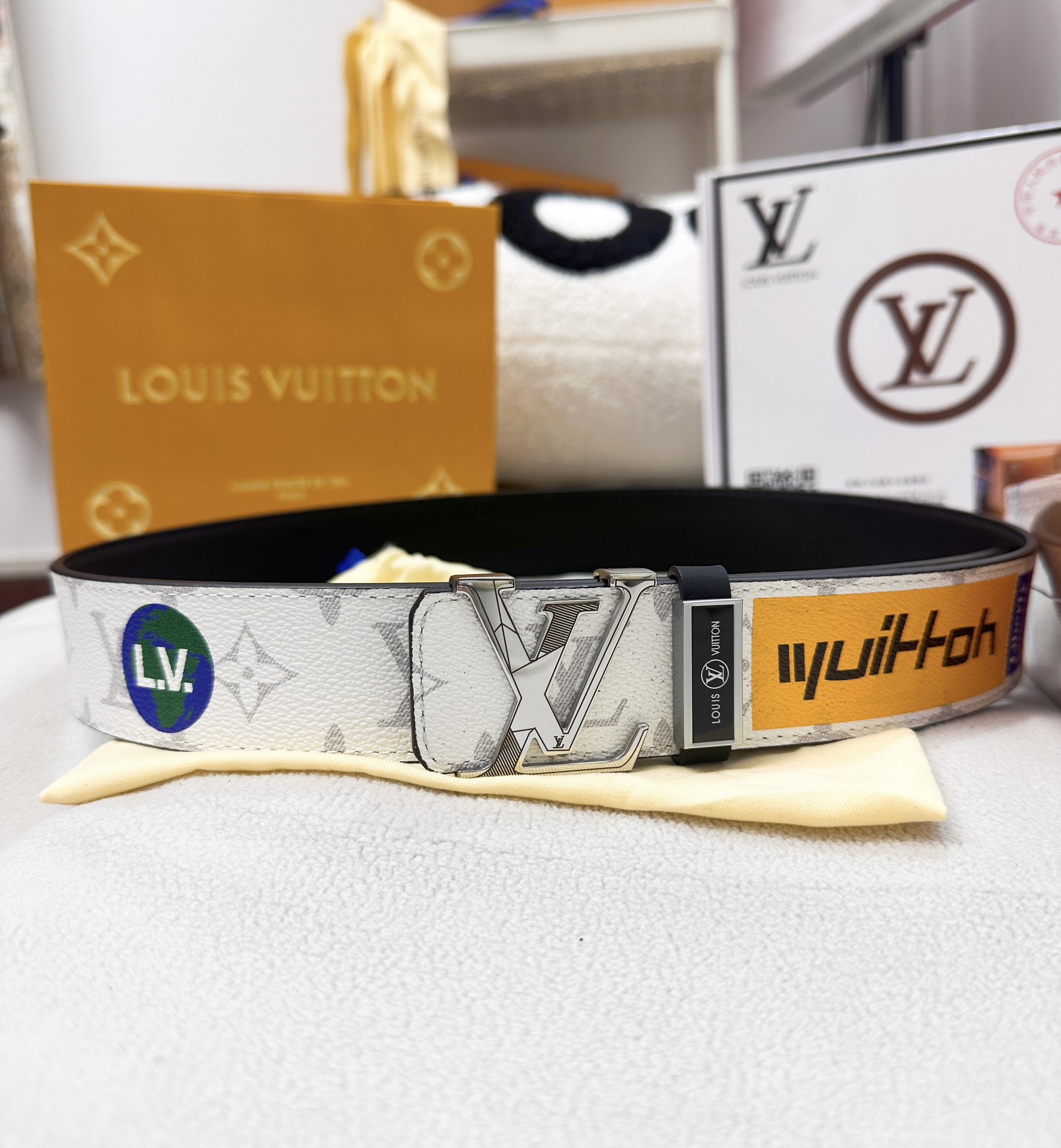 🎁皮带：LV..路易..✈️顶级原单复刻.P150
🎁腰带：🐂百分百头层牛皮，保证真皮。不规则雕花24K纯钢扣🌈涂鸦彩绘图案艺术🎨双面可用✨专柜同等质量，  送人自用首选✈️
🎁包装： 请认准如图专柜包装，赠送打孔器，银联发票，宽度3.8mm
