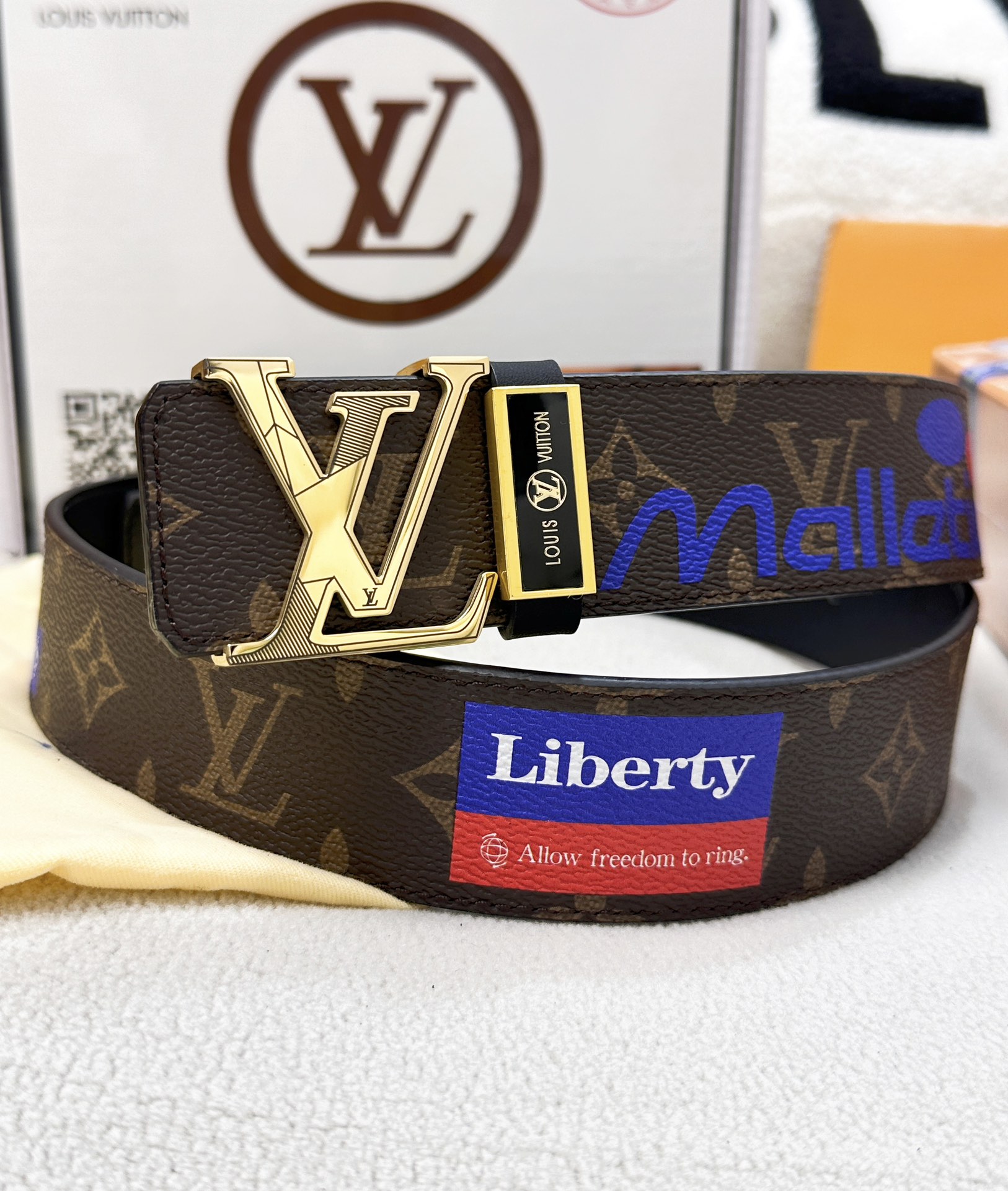 🎁皮带：LV..路易..✈️顶级原单复刻.P150
🎁腰带：🐂百分百头层牛皮，保证真皮。不规则雕花24K纯钢扣🌈涂鸦彩绘图案艺术🎨双面可用✨专柜同等质量，  送人自用首选✈️
🎁包装： 请认准如图专柜包装，赠送打孔器，银联发票，宽度3.8mm