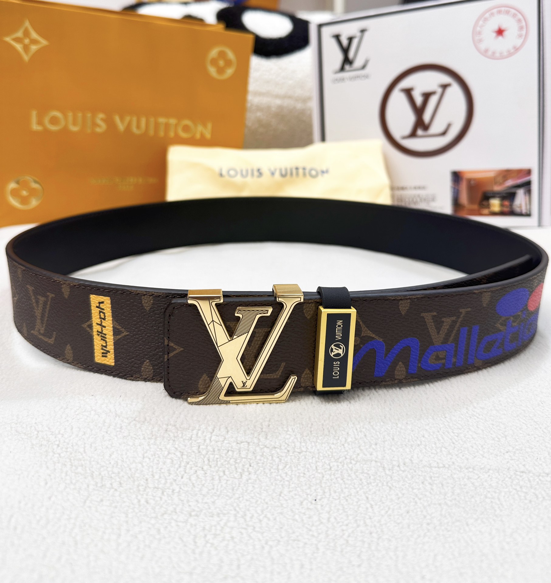 🎁皮带：LV..路易..✈️顶级原单复刻.P150
🎁腰带：🐂百分百头层牛皮，保证真皮。不规则雕花24K纯钢扣🌈涂鸦彩绘图案艺术🎨双面可用✨专柜同等质量，  送人自用首选✈️
🎁包装： 请认准如图专柜包装，赠送打孔器，银联发票，宽度3.8mm