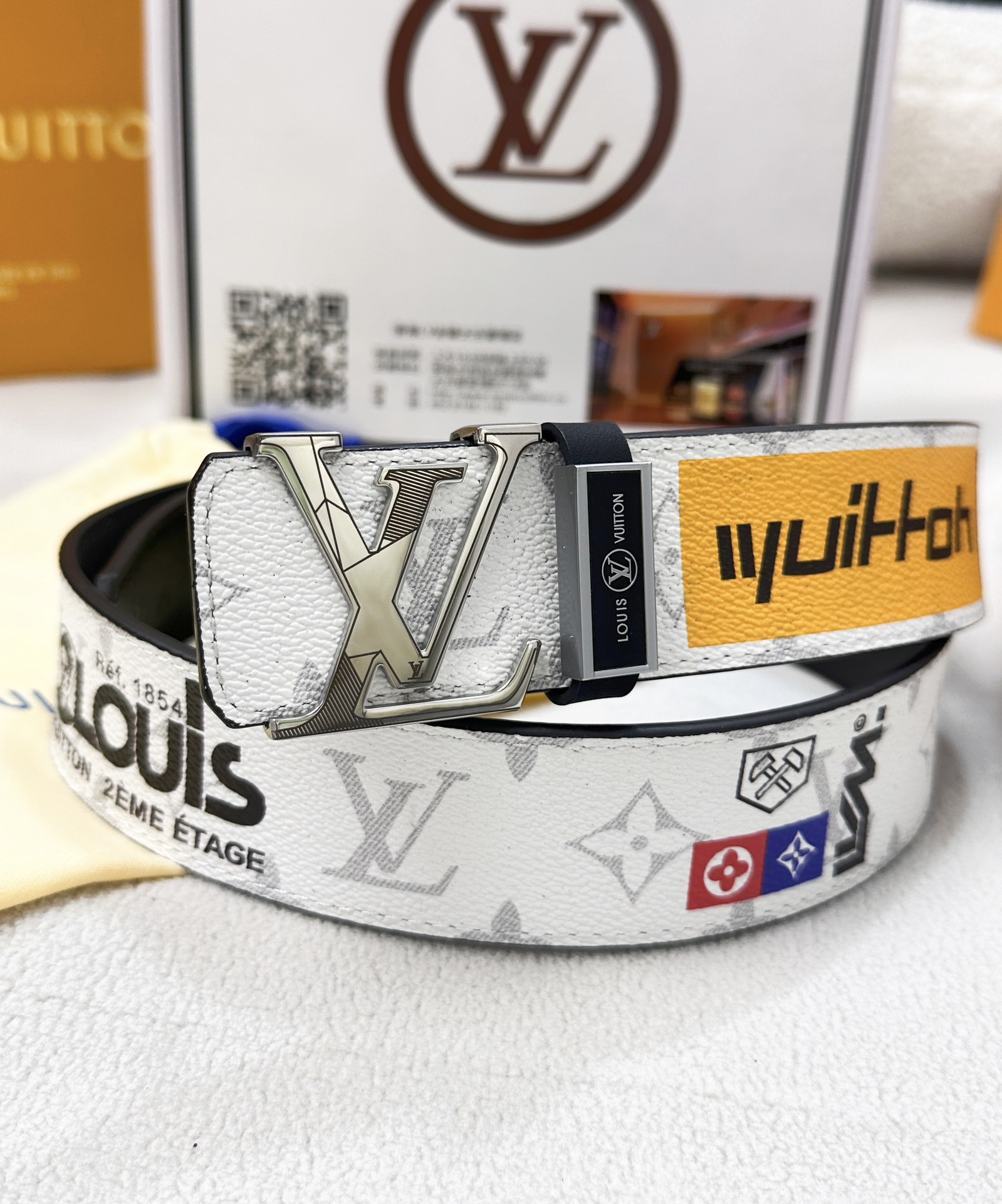 🎁皮带：LV..路易..✈️顶级原单复刻.P150
🎁腰带：🐂百分百头层牛皮，保证真皮。不规则雕花24K纯钢扣🌈涂鸦彩绘图案艺术🎨双面可用✨专柜同等质量，  送人自用首选✈️
🎁包装： 请认准如图专柜包装，赠送打孔器，银联发票，宽度3.8mm