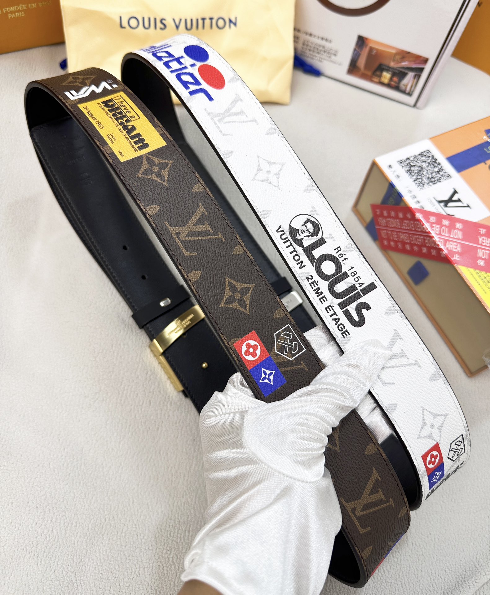 🎁皮带：LV..路易..✈️顶级原单复刻.P150
🎁腰带：🐂百分百头层牛皮，保证真皮。不规则雕花24K纯钢扣🌈涂鸦彩绘图案艺术🎨双面可用✨专柜同等质量，  送人自用首选✈️
🎁包装： 请认准如图专柜包装，赠送打孔器，银联发票，宽度3.8mm