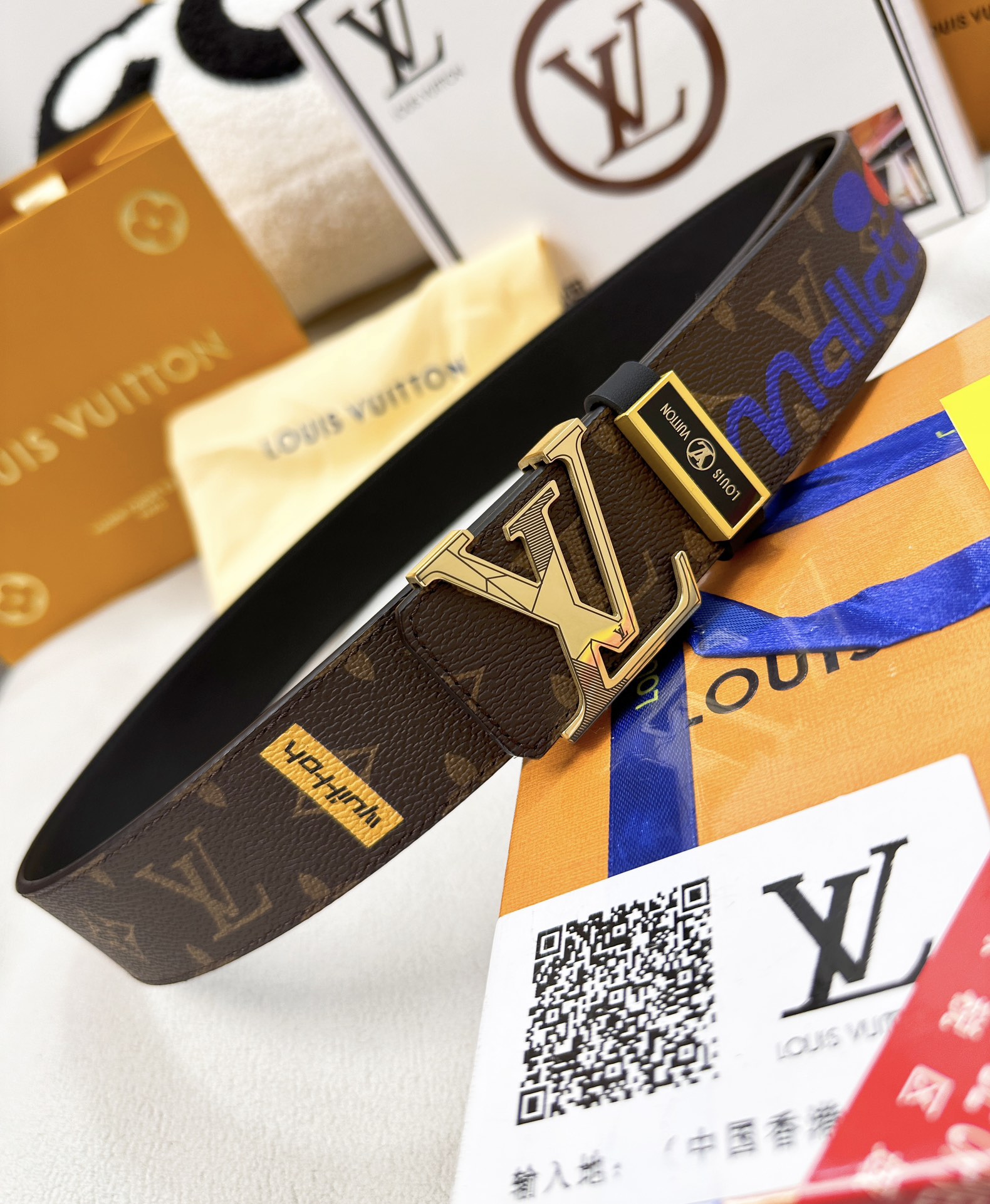 🎁皮带：LV..路易..✈️顶级原单复刻.P150
🎁腰带：🐂百分百头层牛皮，保证真皮。不规则雕花24K纯钢扣🌈涂鸦彩绘图案艺术🎨双面可用✨专柜同等质量，  送人自用首选✈️
🎁包装： 请认准如图专柜包装，赠送打孔器，银联发票，宽度3.8mm