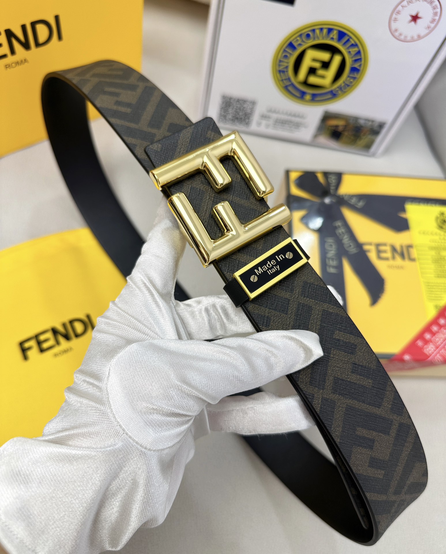 皮带 FENDI.芬迪..复刻. 腰带：百分百头层牛皮，保证真皮。双层FF陶瓷工艺镶嵌设计24K纯钢扣，永不掉色涂鸦彩绘图案艺术正反双面使用商场专柜同等质量， 送人自用首选 包装： 请认准如图专柜全套礼盒包装，赠送打孔器，银联发票…宽度3.8mm