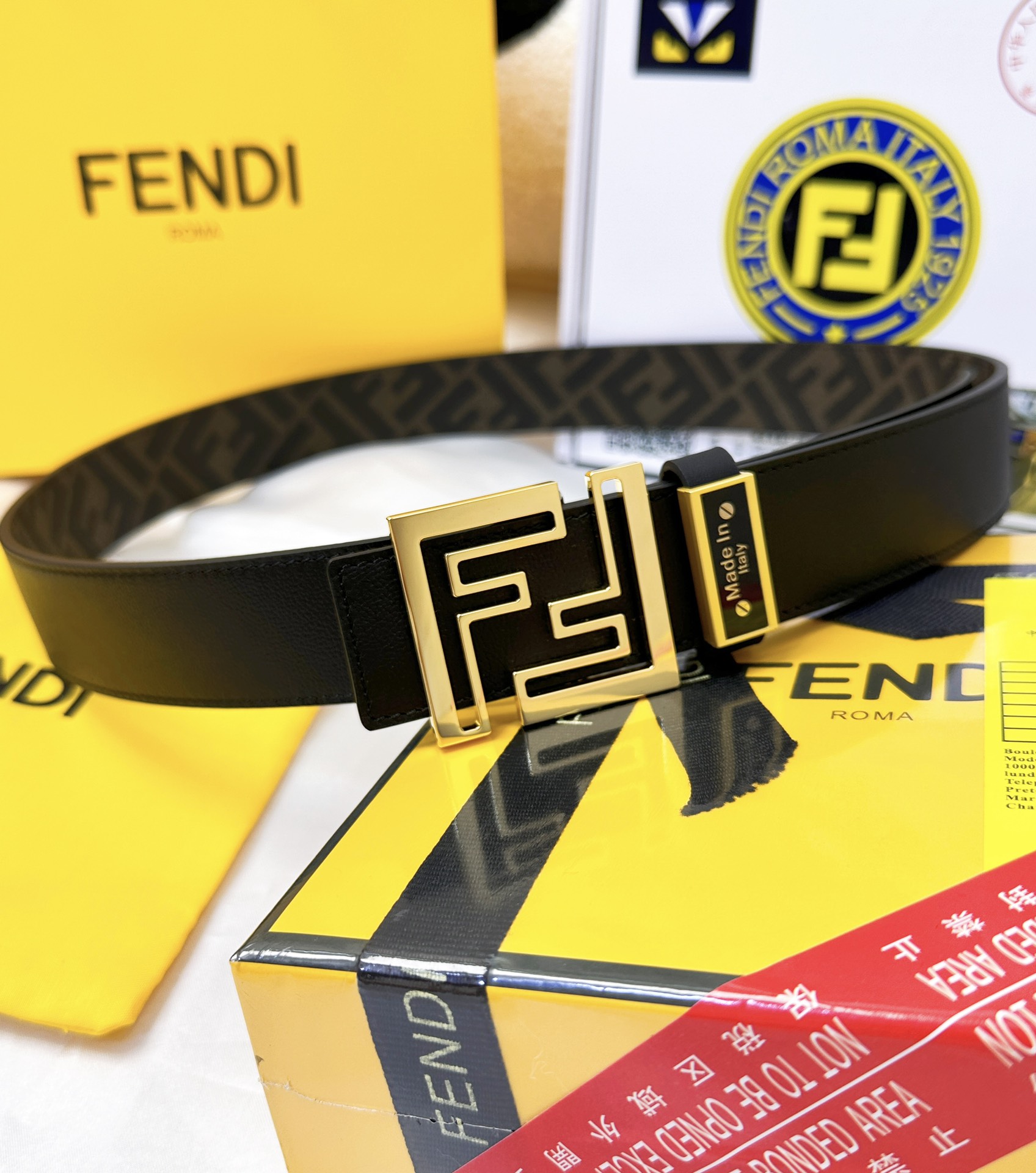 💯皮带:FENDI.芬迪..顶级原单复刻.P160
💯腰带:🐂百分百头层牛皮,保证真皮。双层FF镂空雕刻工艺设计💠➕24K纯钢扣材质,永不掉色🌈进口小牛皮🎨正反双面使用🌟商场专柜同等质量, 送人自用首选✌️
💯包装: 请认准如图专柜全套礼盒包装,赠送打孔器,银联发票…宽度3.5mm