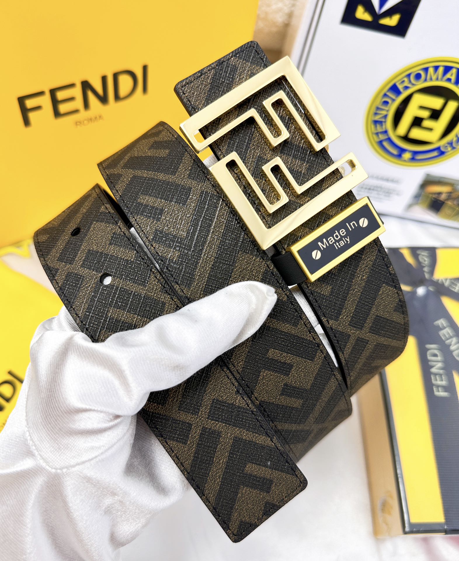 💯皮带:FENDI.芬迪..顶级原单复刻.P160
💯腰带:🐂百分百头层牛皮,保证真皮。双层FF镂空雕刻工艺设计💠➕24K纯钢扣材质,永不掉色🌈进口小牛皮🎨正反双面使用🌟商场专柜同等质量, 送人自用首选✌️
💯包装: 请认准如图专柜全套礼盒包装,赠送打孔器,银联发票…宽度3.5mm