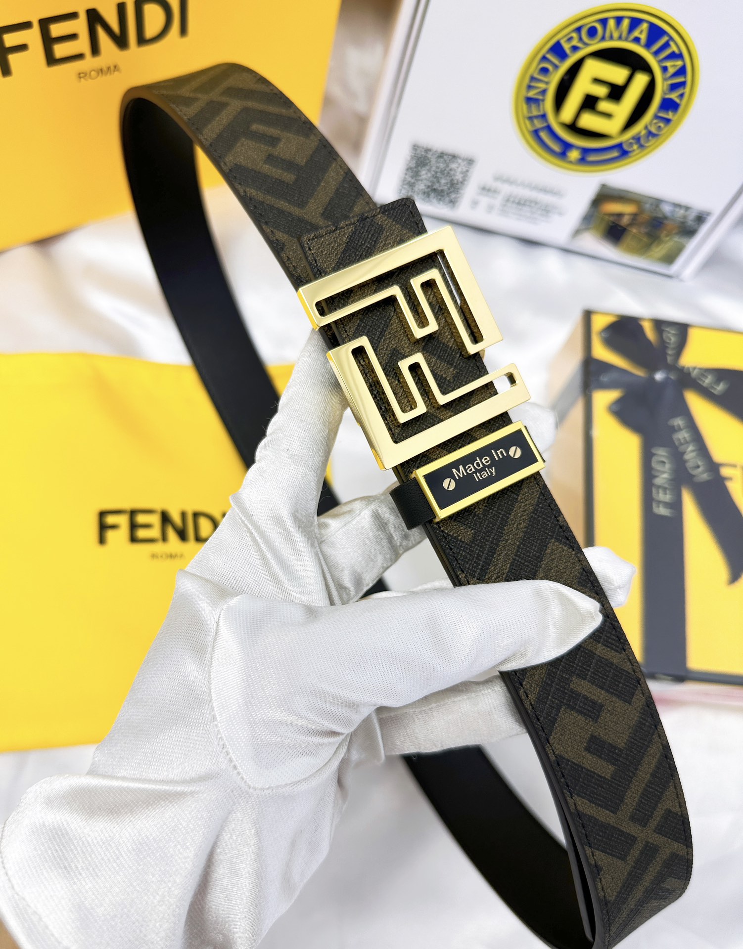 💯皮带:FENDI.芬迪..顶级原单复刻.P160
💯腰带:🐂百分百头层牛皮,保证真皮。双层FF镂空雕刻工艺设计💠➕24K纯钢扣材质,永不掉色🌈进口小牛皮🎨正反双面使用🌟商场专柜同等质量, 送人自用首选✌️
💯包装: 请认准如图专柜全套礼盒包装,赠送打孔器,银联发票…宽度3.5mm