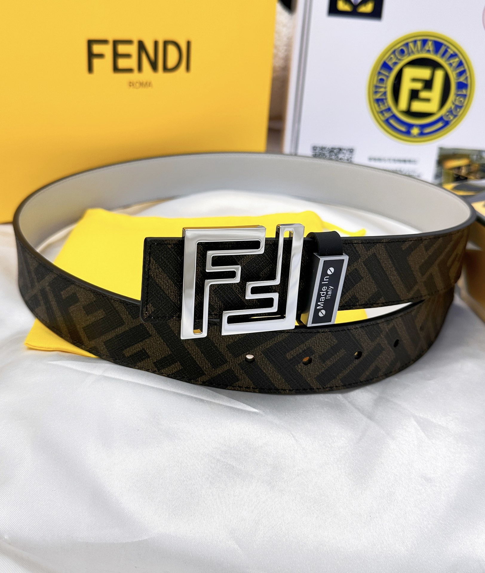 💯皮带:FENDI.芬迪..顶级原单复刻.P160
💯腰带:🐂百分百头层牛皮,保证真皮。双层FF镂空雕刻工艺设计💠➕24K纯钢扣材质,永不掉色🌈进口小牛皮🎨正反双面使用🌟商场专柜同等质量, 送人自用首选✌️
💯包装: 请认准如图专柜全套礼盒包装,赠送打孔器,银联发票…宽度3.5mm