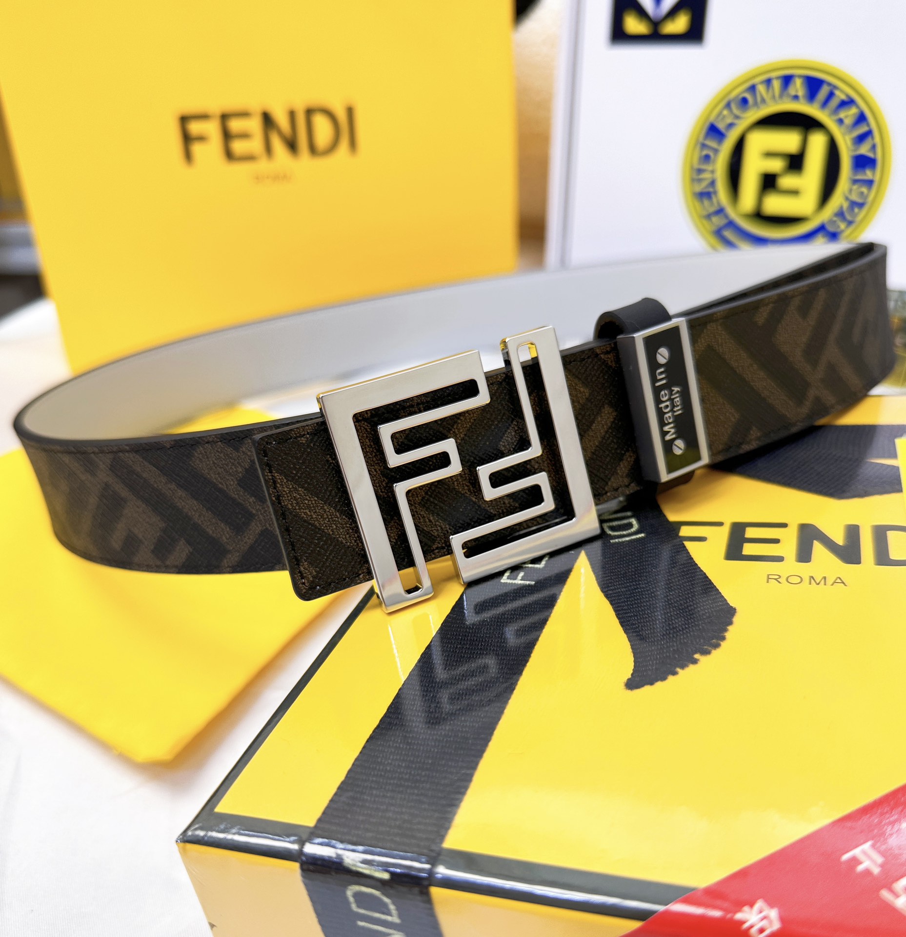 💯皮带:FENDI.芬迪..顶级原单复刻.P160
💯腰带:🐂百分百头层牛皮,保证真皮。双层FF镂空雕刻工艺设计💠➕24K纯钢扣材质,永不掉色🌈进口小牛皮🎨正反双面使用🌟商场专柜同等质量, 送人自用首选✌️
💯包装: 请认准如图专柜全套礼盒包装,赠送打孔器,银联发票…宽度3.5mm
