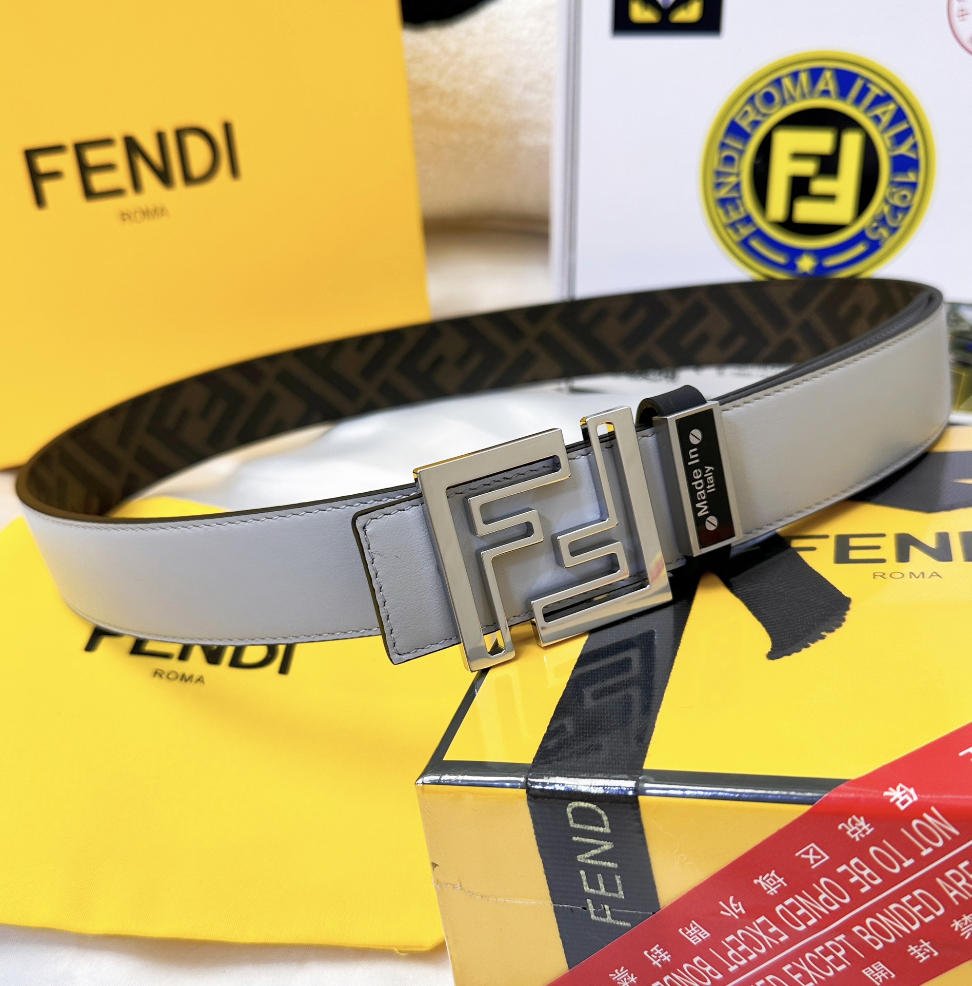 💯皮带:FENDI.芬迪..顶级原单复刻.P160
💯腰带:🐂百分百头层牛皮,保证真皮。双层FF镂空雕刻工艺设计💠➕24K纯钢扣材质,永不掉色🌈进口小牛皮🎨正反双面使用🌟商场专柜同等质量, 送人自用首选✌️
💯包装: 请认准如图专柜全套礼盒包装,赠送打孔器,银联发票…宽度3.5mm