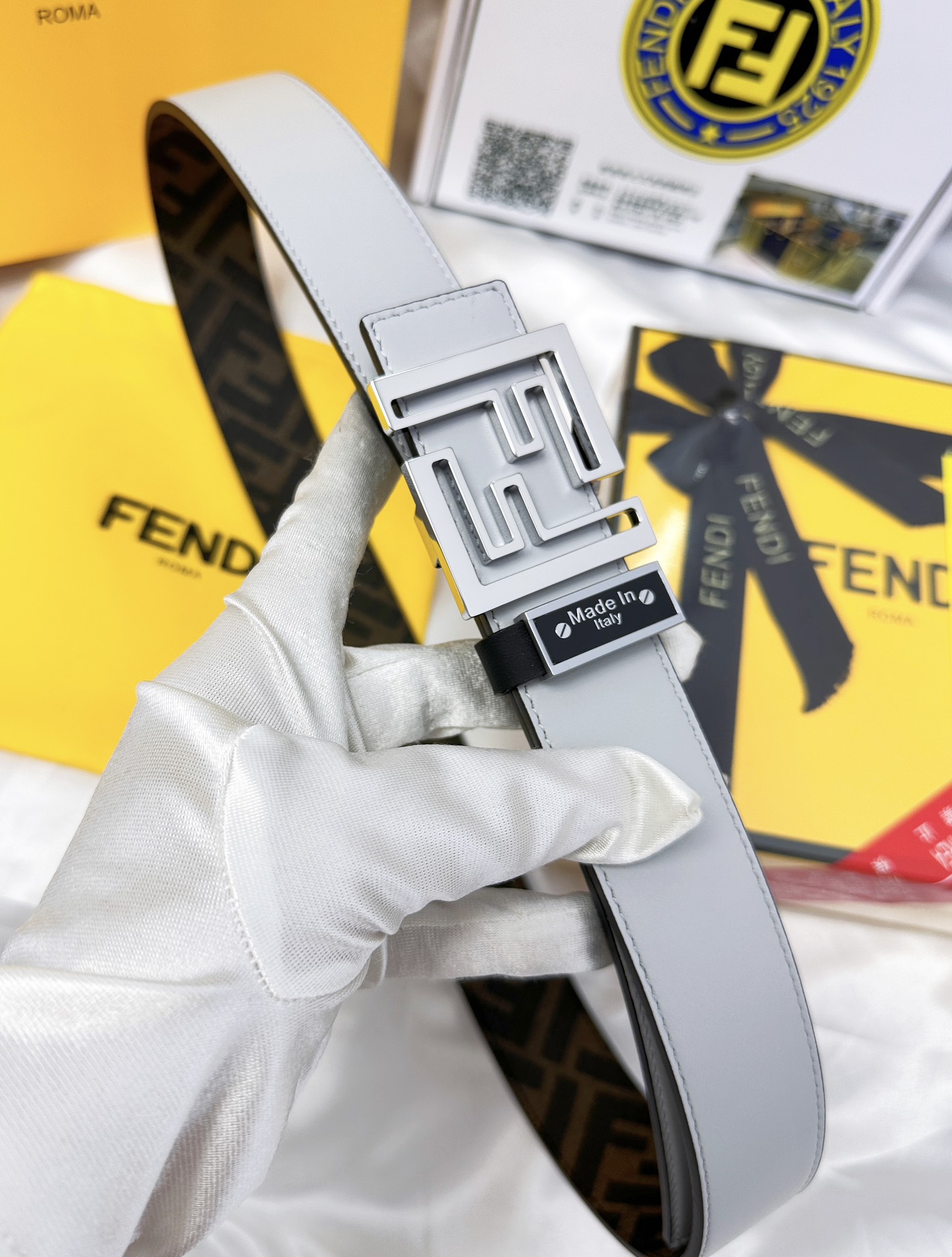 💯皮带:FENDI.芬迪..顶级原单复刻.P160
💯腰带:🐂百分百头层牛皮,保证真皮。双层FF镂空雕刻工艺设计💠➕24K纯钢扣材质,永不掉色🌈进口小牛皮🎨正反双面使用🌟商场专柜同等质量, 送人自用首选✌️
💯包装: 请认准如图专柜全套礼盒包装,赠送打孔器,银联发票…宽度3.5mm