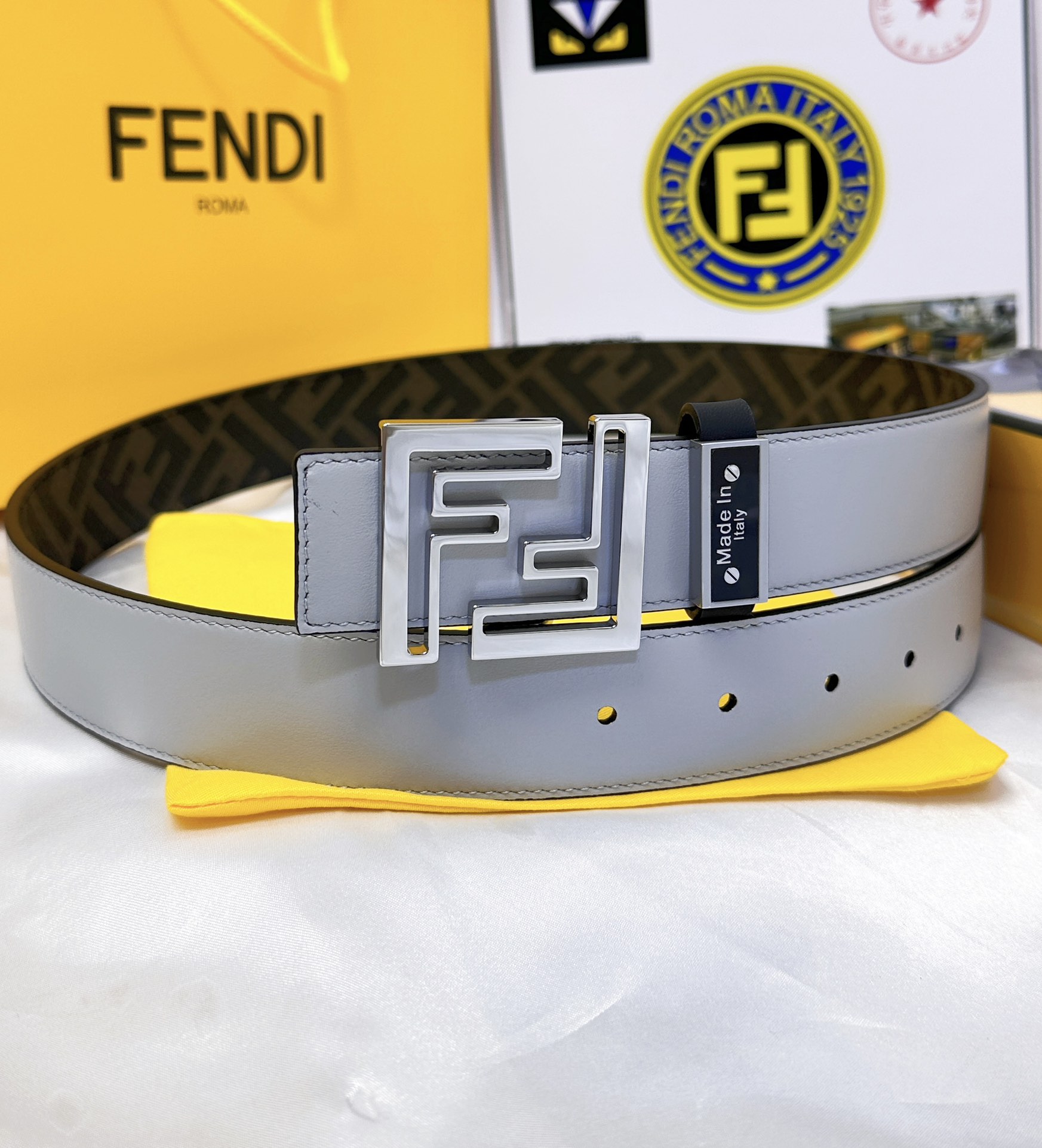 💯皮带:FENDI.芬迪..顶级原单复刻.P160
💯腰带:🐂百分百头层牛皮,保证真皮。双层FF镂空雕刻工艺设计💠➕24K纯钢扣材质,永不掉色🌈进口小牛皮🎨正反双面使用🌟商场专柜同等质量, 送人自用首选✌️
💯包装: 请认准如图专柜全套礼盒包装,赠送打孔器,银联发票…宽度3.5mm