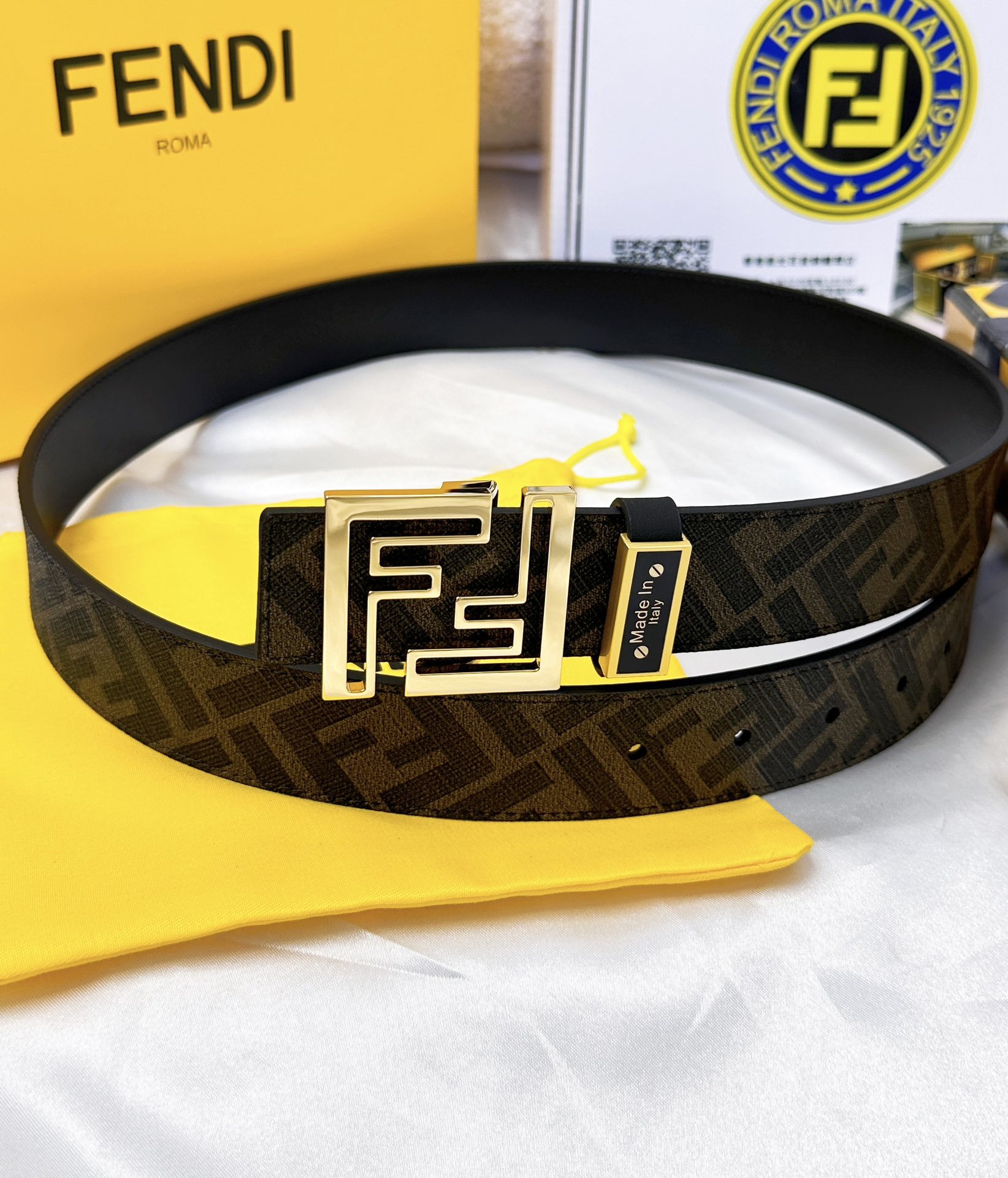 💯皮带:FENDI.芬迪..顶级原单复刻.P160
💯腰带:🐂百分百头层牛皮,保证真皮。双层FF镂空雕刻工艺设计💠➕24K纯钢扣材质,永不掉色🌈进口小牛皮🎨正反双面使用🌟商场专柜同等质量, 送人自用首选✌️
💯包装: 请认准如图专柜全套礼盒包装,赠送打孔器,银联发票…宽度3.5mm