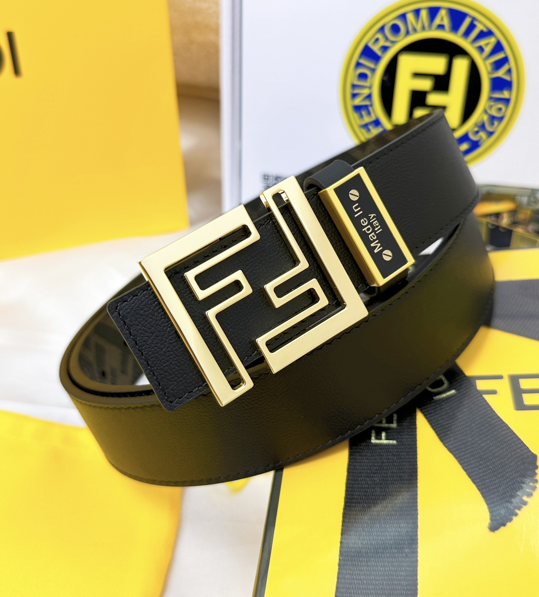 💯皮带:FENDI.芬迪..顶级原单复刻.P160
💯腰带:🐂百分百头层牛皮,保证真皮。双层FF镂空雕刻工艺设计💠➕24K纯钢扣材质,永不掉色🌈进口小牛皮🎨正反双面使用🌟商场专柜同等质量, 送人自用首选✌️
💯包装: 请认准如图专柜全套礼盒包装,赠送打孔器,银联发票…宽度3.5mm