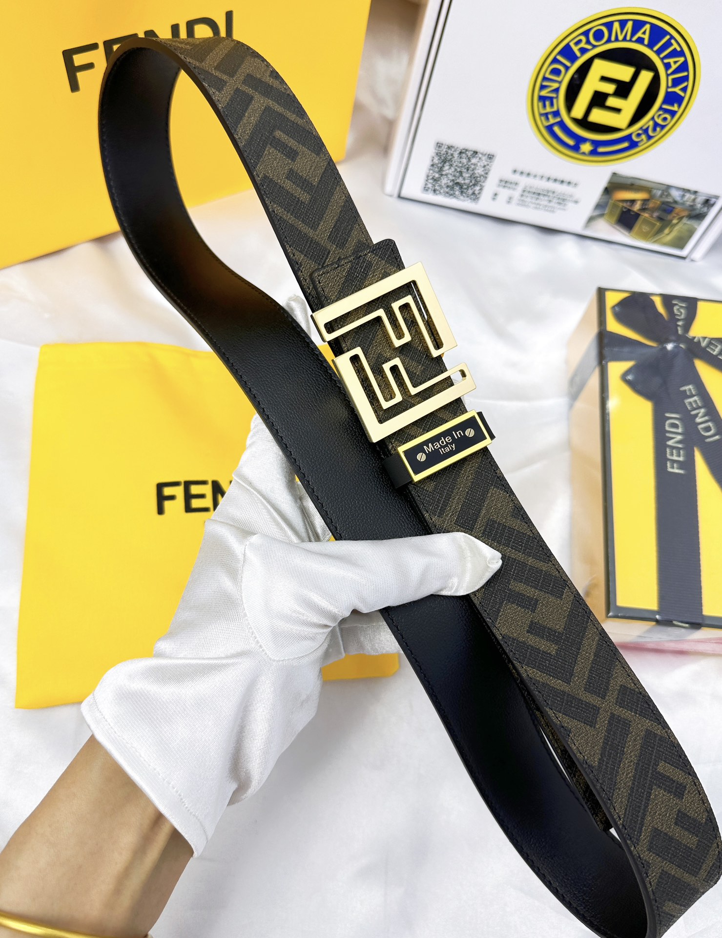 💯皮带:FENDI.芬迪..顶级原单复刻.P160
💯腰带:🐂百分百头层牛皮,保证真皮。双层FF镂空雕刻工艺设计💠➕24K纯钢扣材质,永不掉色🌈进口小牛皮🎨正反双面使用🌟商场专柜同等质量, 送人自用首选✌️
💯包装: 请认准如图专柜全套礼盒包装,赠送打孔器,银联发票…宽度3.5mm