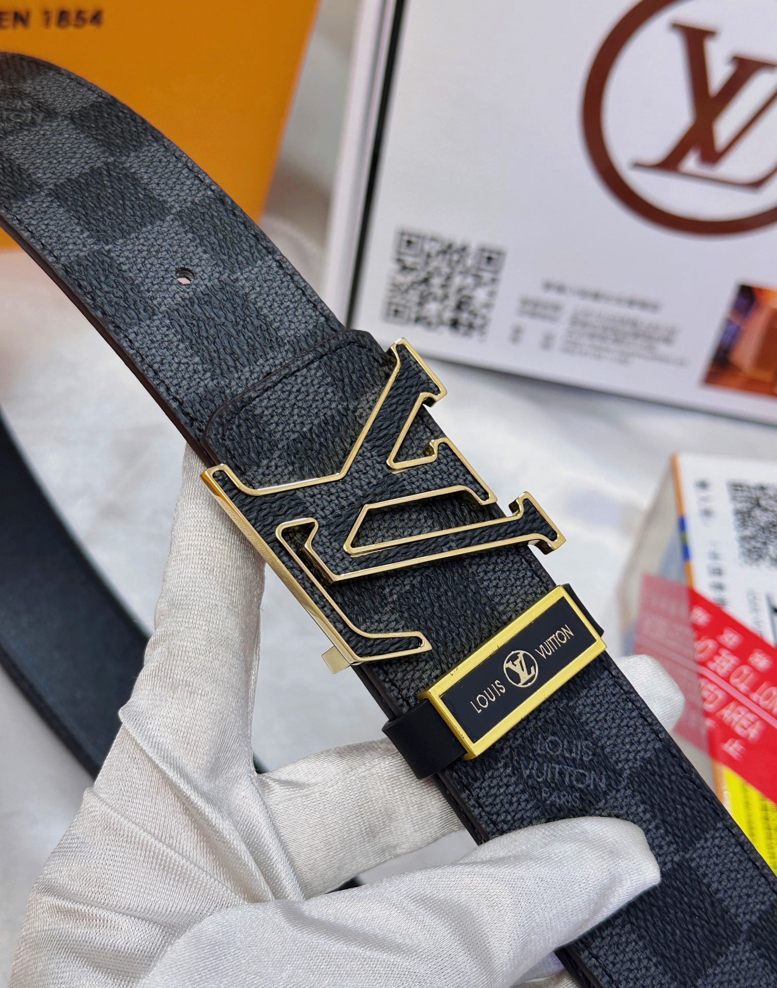 💯皮带：LV..路易..威登️✈️顶级复刻.P140
💯腰带：原单品质🐂百分百头层牛皮，保证真皮。雕花镂空🌟工艺.真空电镀.永不掉色.24K纯钢扣🌈头层老花，黑格，棕格，黑花，格仔系列，永恒经典款🎨双面可用✨专柜同等质量，  送人自用首选✈️
💯包装： 请认准如图专柜包装，赠送打孔器，银联发票，宽度3.8mm