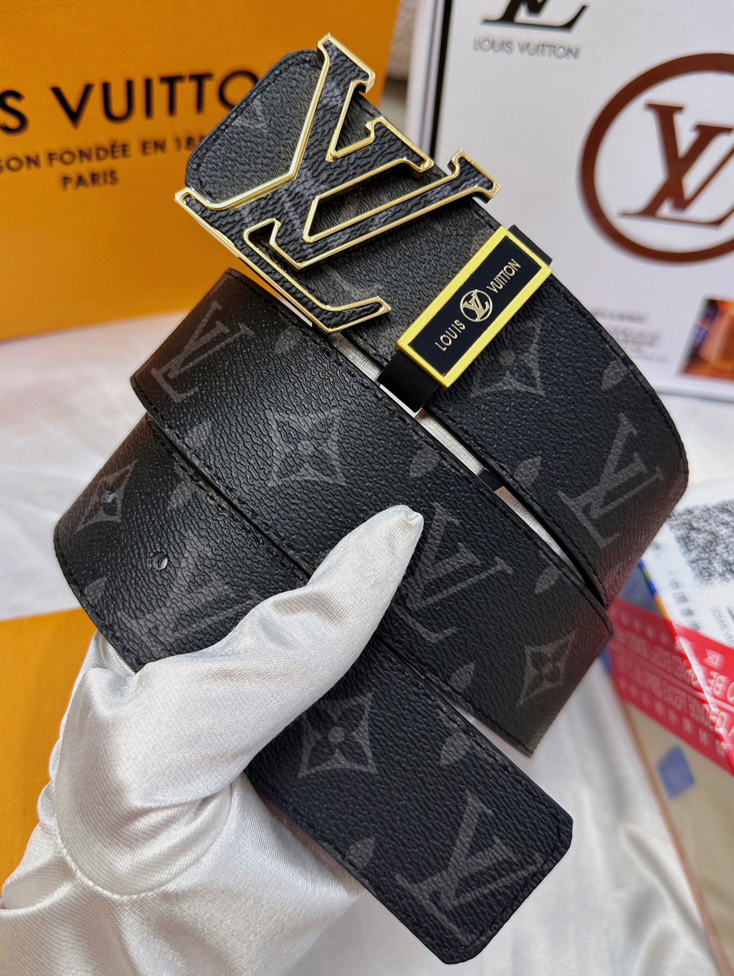 💯皮带：LV..路易..威登️✈️顶级复刻.P140
💯腰带：原单品质🐂百分百头层牛皮，保证真皮。雕花镂空🌟工艺.真空电镀.永不掉色.24K纯钢扣🌈头层老花，黑格，棕格，黑花，格仔系列，永恒经典款🎨双面可用✨专柜同等质量，  送人自用首选✈️
💯包装： 请认准如图专柜包装，赠送打孔器，银联发票，宽度3.8mm