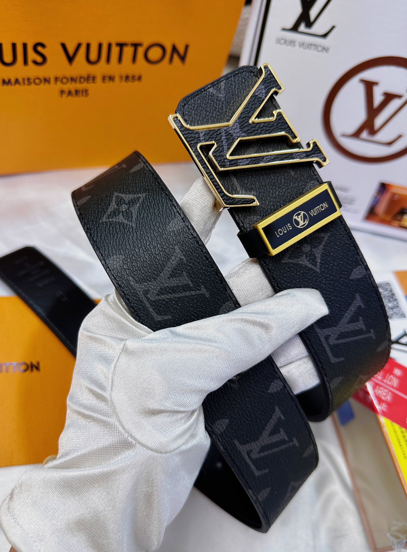 💯皮带：LV..路易..威登️✈️顶级复刻.P140
💯腰带：原单品质🐂百分百头层牛皮，保证真皮。雕花镂空🌟工艺.真空电镀.永不掉色.24K纯钢扣🌈头层老花，黑格，棕格，黑花，格仔系列，永恒经典款🎨双面可用✨专柜同等质量，  送人自用首选✈️
💯包装： 请认准如图专柜包装，赠送打孔器，银联发票，宽度3.8mm