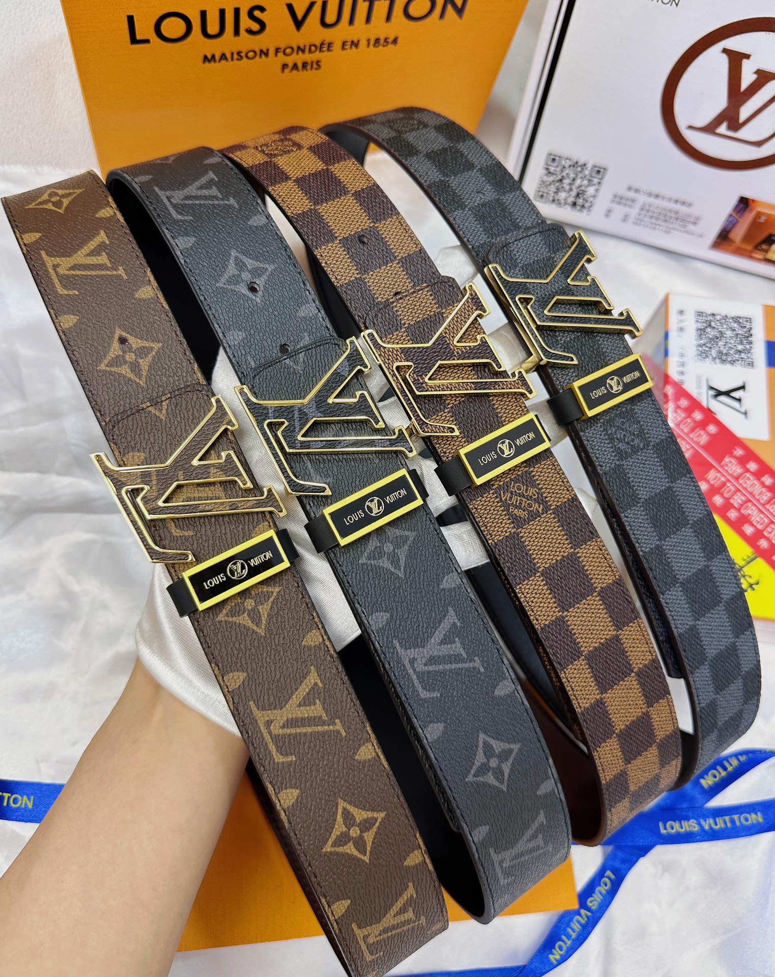 💯皮带：LV..路易..威登️✈️顶级复刻.P140
💯腰带：原单品质🐂百分百头层牛皮，保证真皮。雕花镂空🌟工艺.真空电镀.永不掉色.24K纯钢扣🌈头层老花，黑格，棕格，黑花，格仔系列，永恒经典款🎨双面可用✨专柜同等质量，  送人自用首选✈️
💯包装： 请认准如图专柜包装，赠送打孔器，银联发票，宽度3.8mm