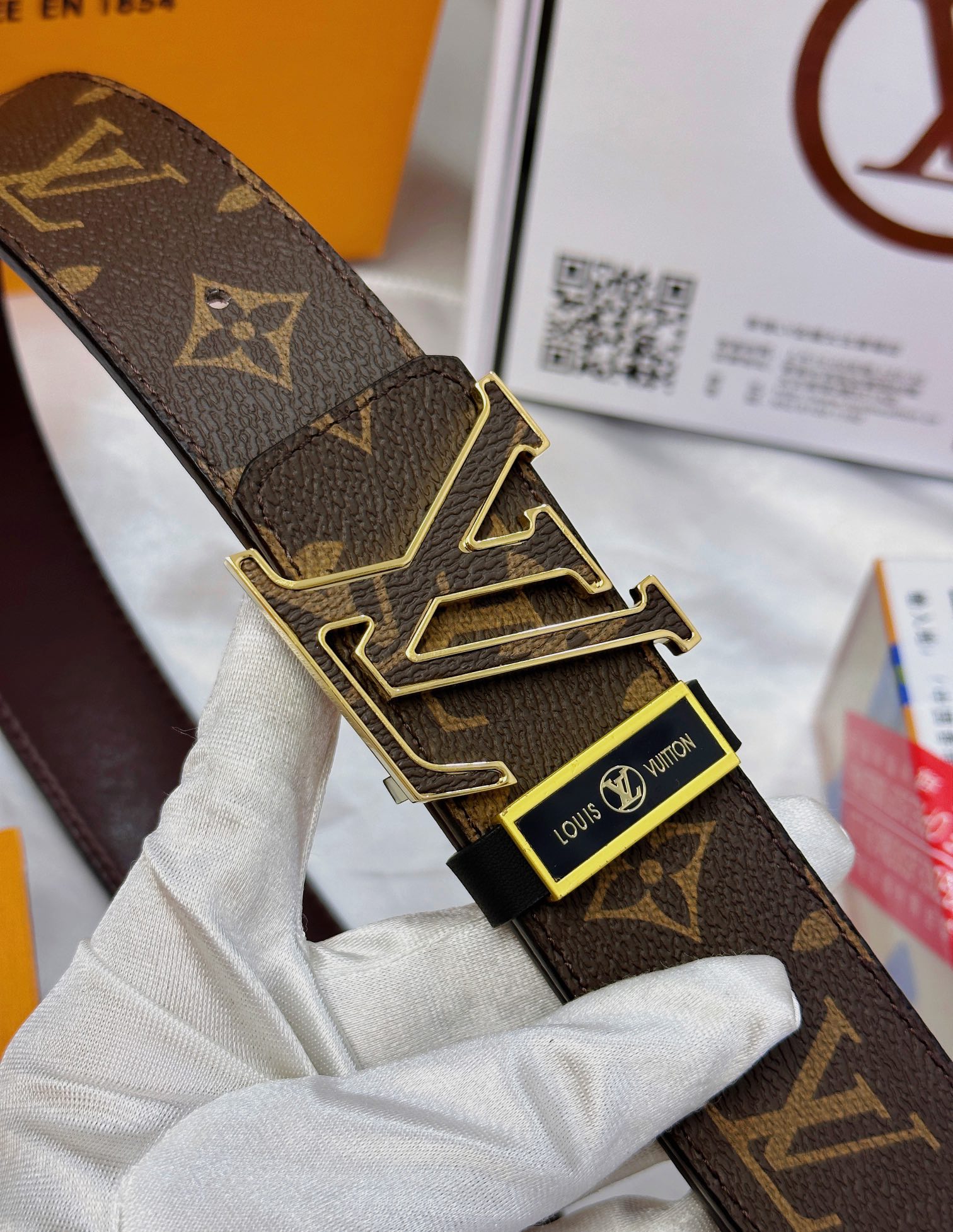 💯皮带：LV..路易..威登️✈️顶级复刻.P140
💯腰带：原单品质🐂百分百头层牛皮，保证真皮。雕花镂空🌟工艺.真空电镀.永不掉色.24K纯钢扣🌈头层老花，黑格，棕格，黑花，格仔系列，永恒经典款🎨双面可用✨专柜同等质量，  送人自用首选✈️
💯包装： 请认准如图专柜包装，赠送打孔器，银联发票，宽度3.8mm