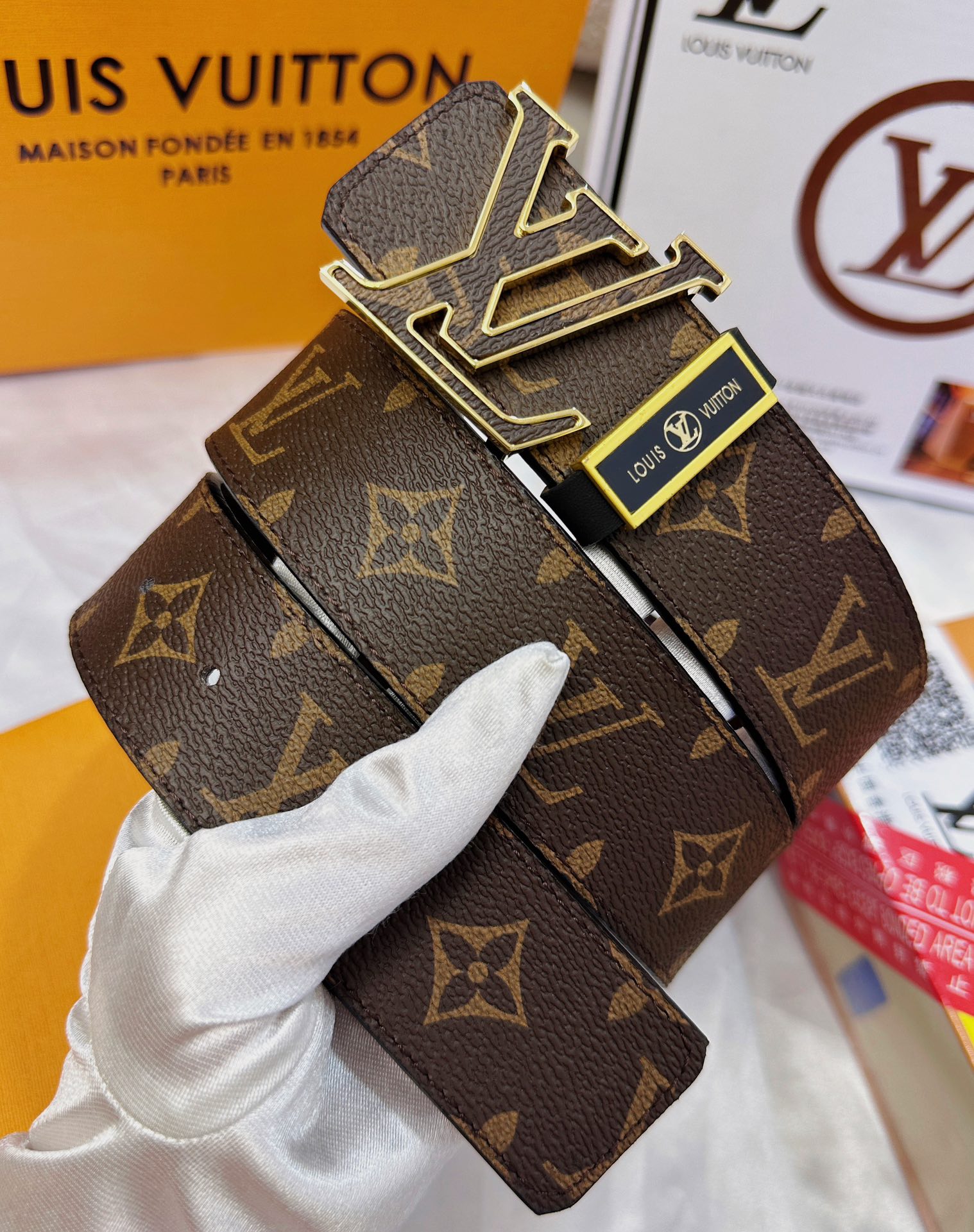 💯皮带：LV..路易..威登️✈️顶级复刻.P140
💯腰带：原单品质🐂百分百头层牛皮，保证真皮。雕花镂空🌟工艺.真空电镀.永不掉色.24K纯钢扣🌈头层老花，黑格，棕格，黑花，格仔系列，永恒经典款🎨双面可用✨专柜同等质量，  送人自用首选✈️
💯包装： 请认准如图专柜包装，赠送打孔器，银联发票，宽度3.8mm