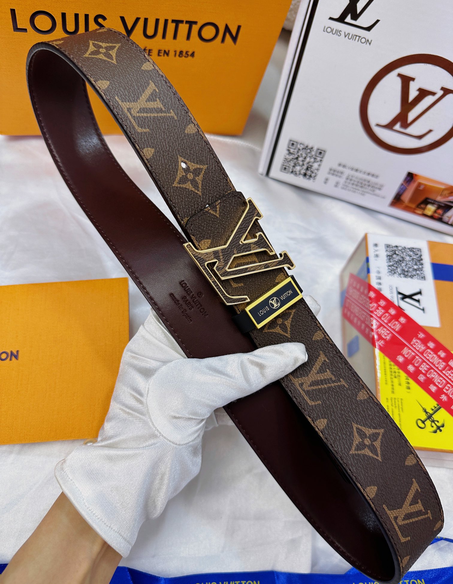 💯皮带：LV..路易..威登️✈️顶级复刻.P140
💯腰带：原单品质🐂百分百头层牛皮，保证真皮。雕花镂空🌟工艺.真空电镀.永不掉色.24K纯钢扣🌈头层老花，黑格，棕格，黑花，格仔系列，永恒经典款🎨双面可用✨专柜同等质量，  送人自用首选✈️
💯包装： 请认准如图专柜包装，赠送打孔器，银联发票，宽度3.8mm