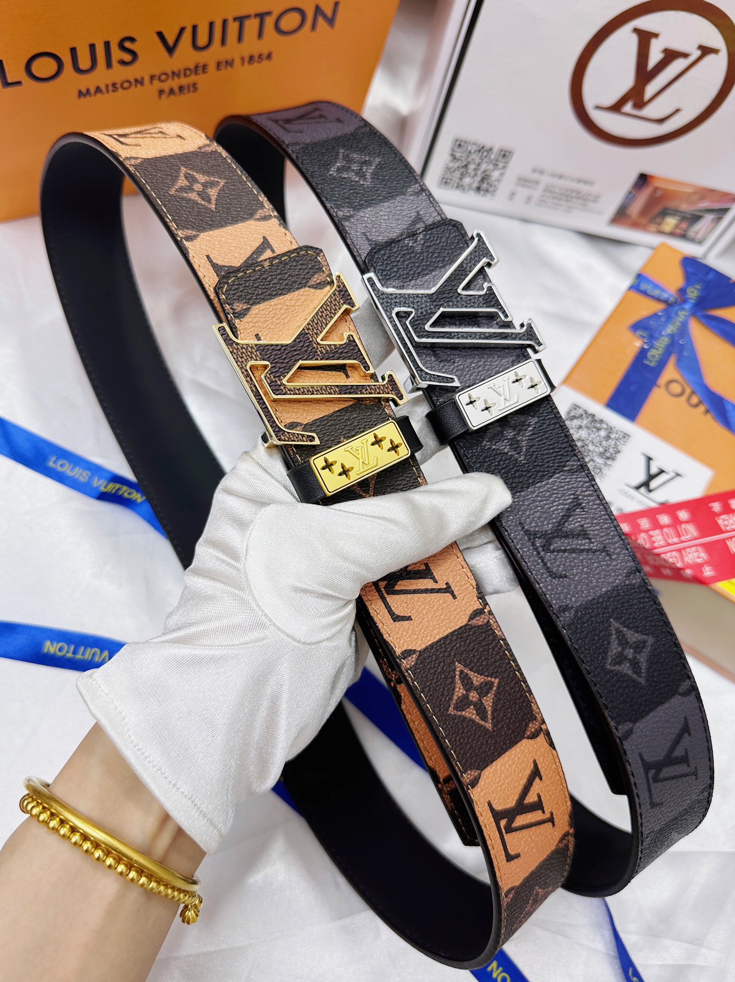 🎁皮带:LV..路易..✈️顶级原单复刻.P200.00
🎁腰带:🐂百分百头层牛皮,保证真皮。贴皮工艺24K纯钢扣🌈涂鸦彩绘图案艺术🎨双面可用✨专柜同等质量, 送人自用首选✈️
🎁包装: 请认准如图专柜包装,赠送打孔器,银联发票,宽度3.8mm