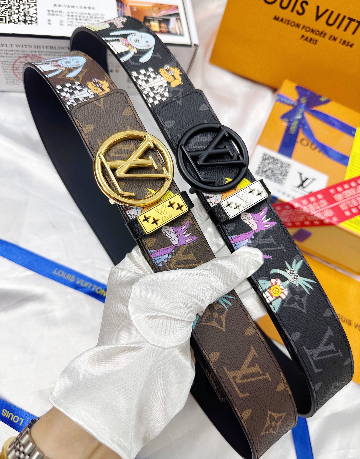 🎁皮带:LV..路易..✈️顶级原单复刻.P200.00
🎁腰带:🐂百分百头层牛皮,保证真皮。圆形镂空24K纯钢扣🌈涂鸦彩绘图案艺术🎨双面可用✨专柜同等质量, 送人自用首选✈️
🎁包装: 请认准如图专柜包装,赠送打孔器,银联发票,宽度3.8mm