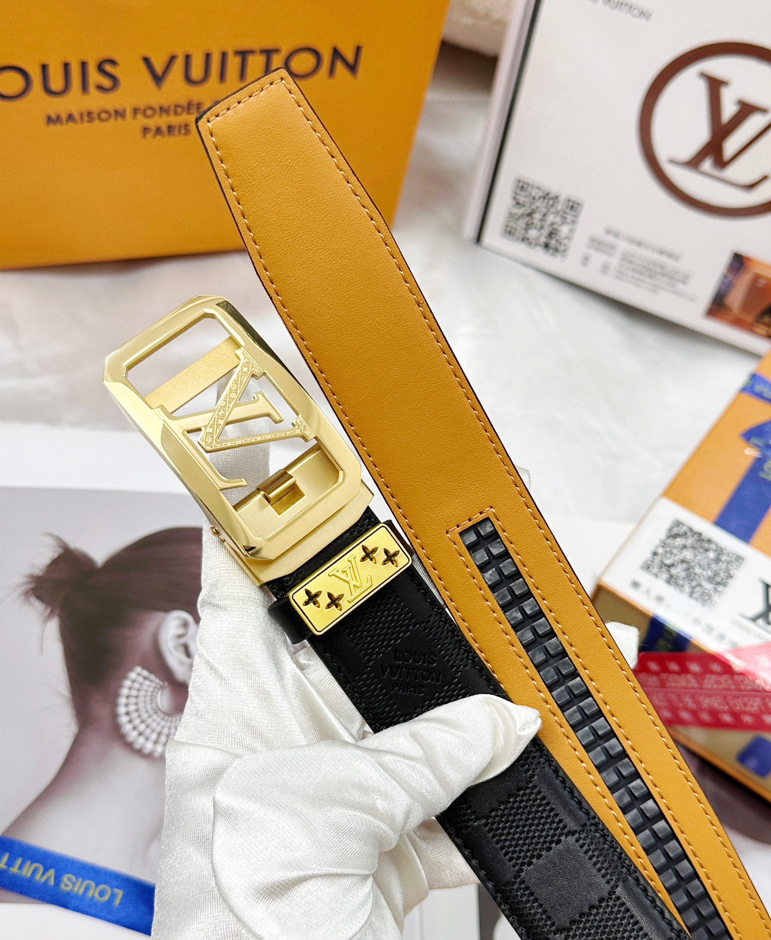 💯皮带：LV..路易..威登️✈️自动扣- P150
💯腰带：顶级原单复刻版.自动带系列🐂百分百进口原厂头层牛皮，保证真皮。雕花镂空🌟工艺.真空电镀.永不掉色.24K纯钢扣🌈头层小牛皮格纹🎨滑道自动款✨专柜同等质量，  送人自用首选✈️
💯包装： 请认准如图专柜包装，赠送打孔器，银联发票，宽度3.5mm