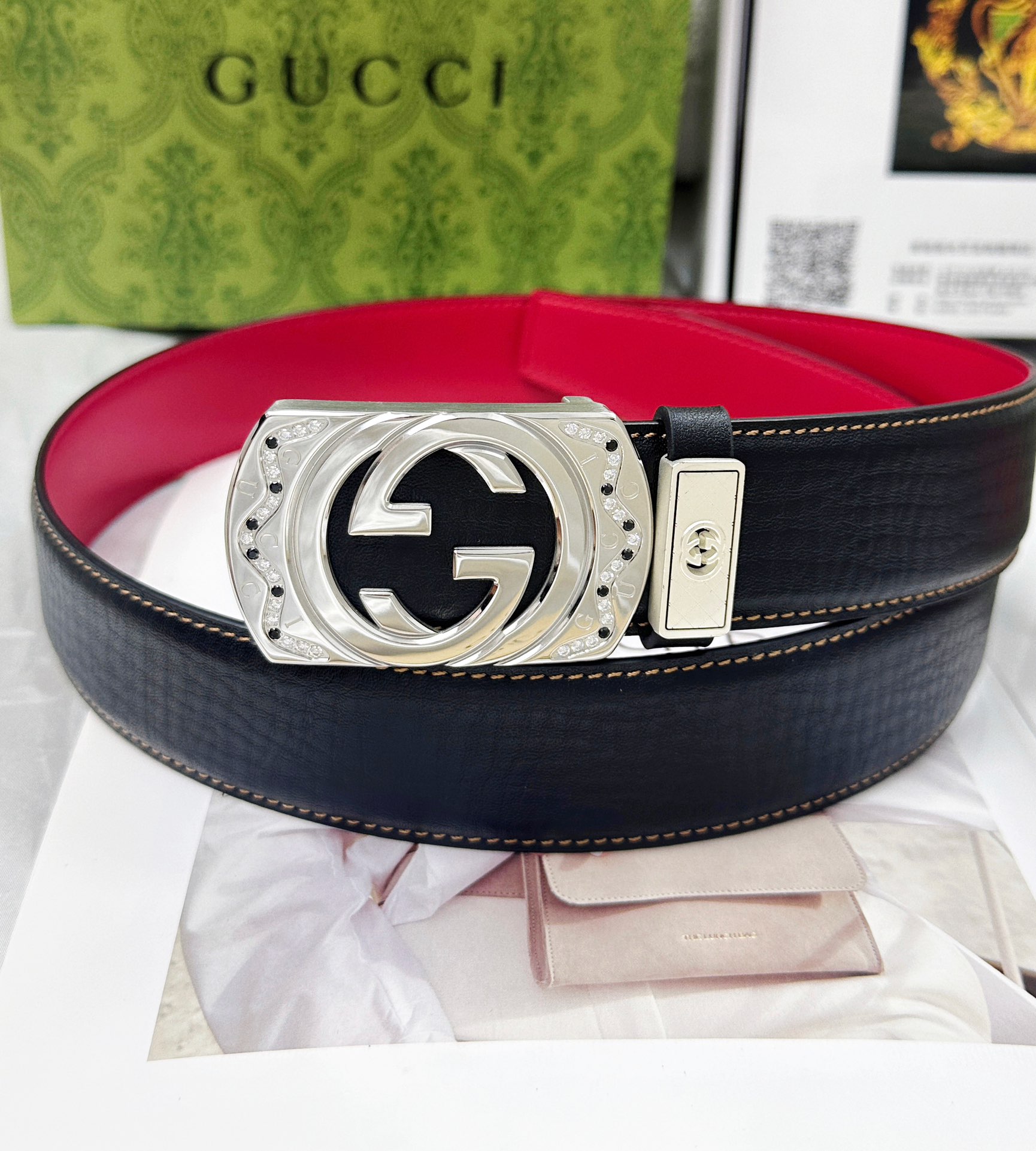 Gucci 腰带：古驰. 百分百进口 头层牛皮，保证真皮。雕花镂空 ，送人自用首选