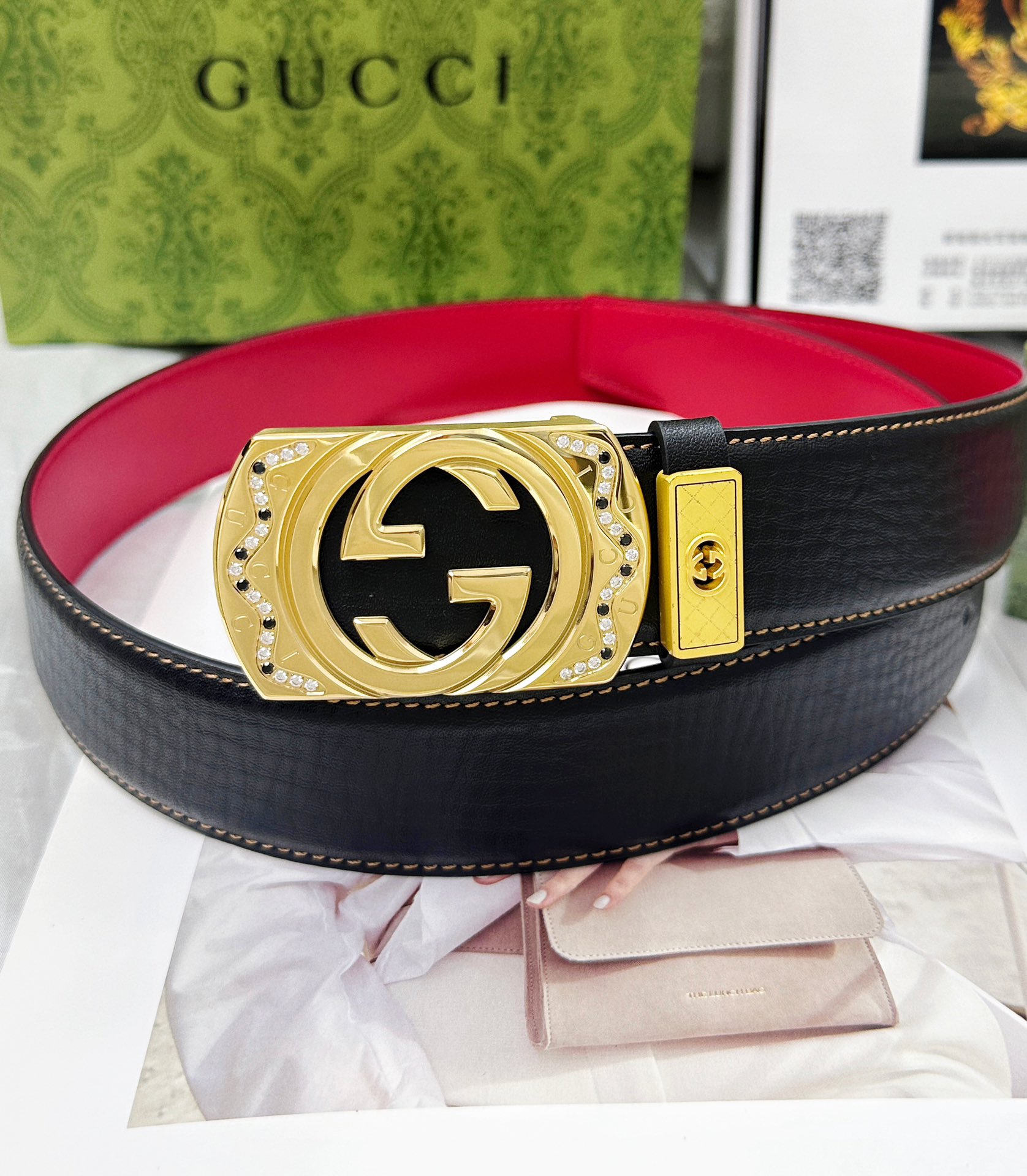 Gucci 腰带：古驰 百分百进口 头层牛皮 保证真皮 雕花镂空 送人自用首选 包装： 请认准如图 包装