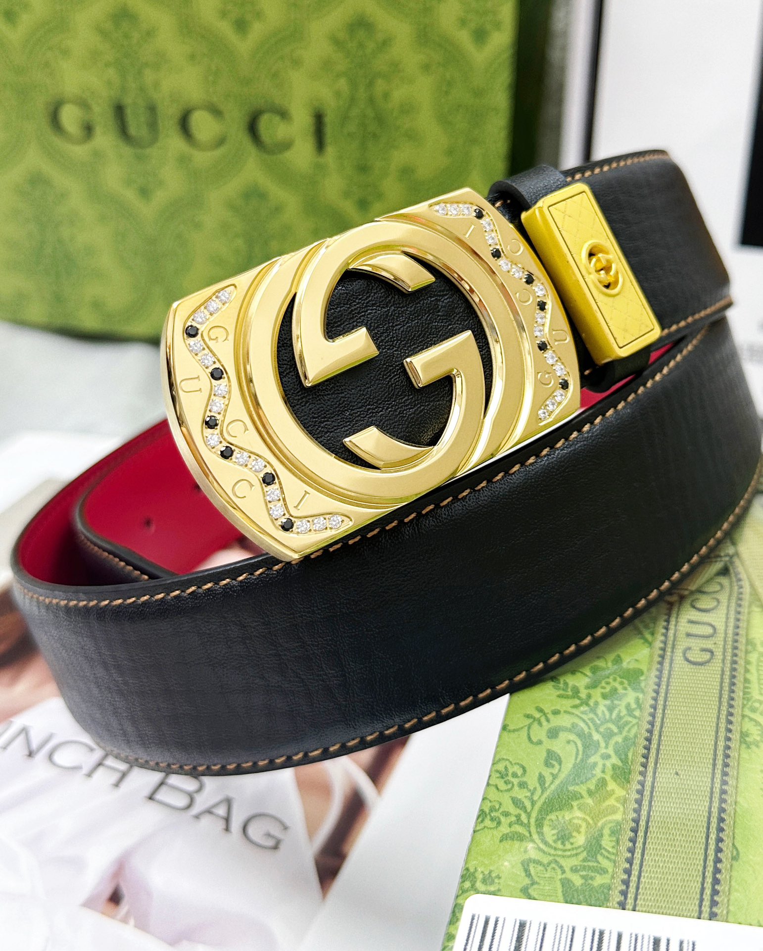 Gucci 腰带：古驰 百分百进口 头层牛皮 保证真皮 雕花镂空 送人自用首选 包装： 请认准如图 包装