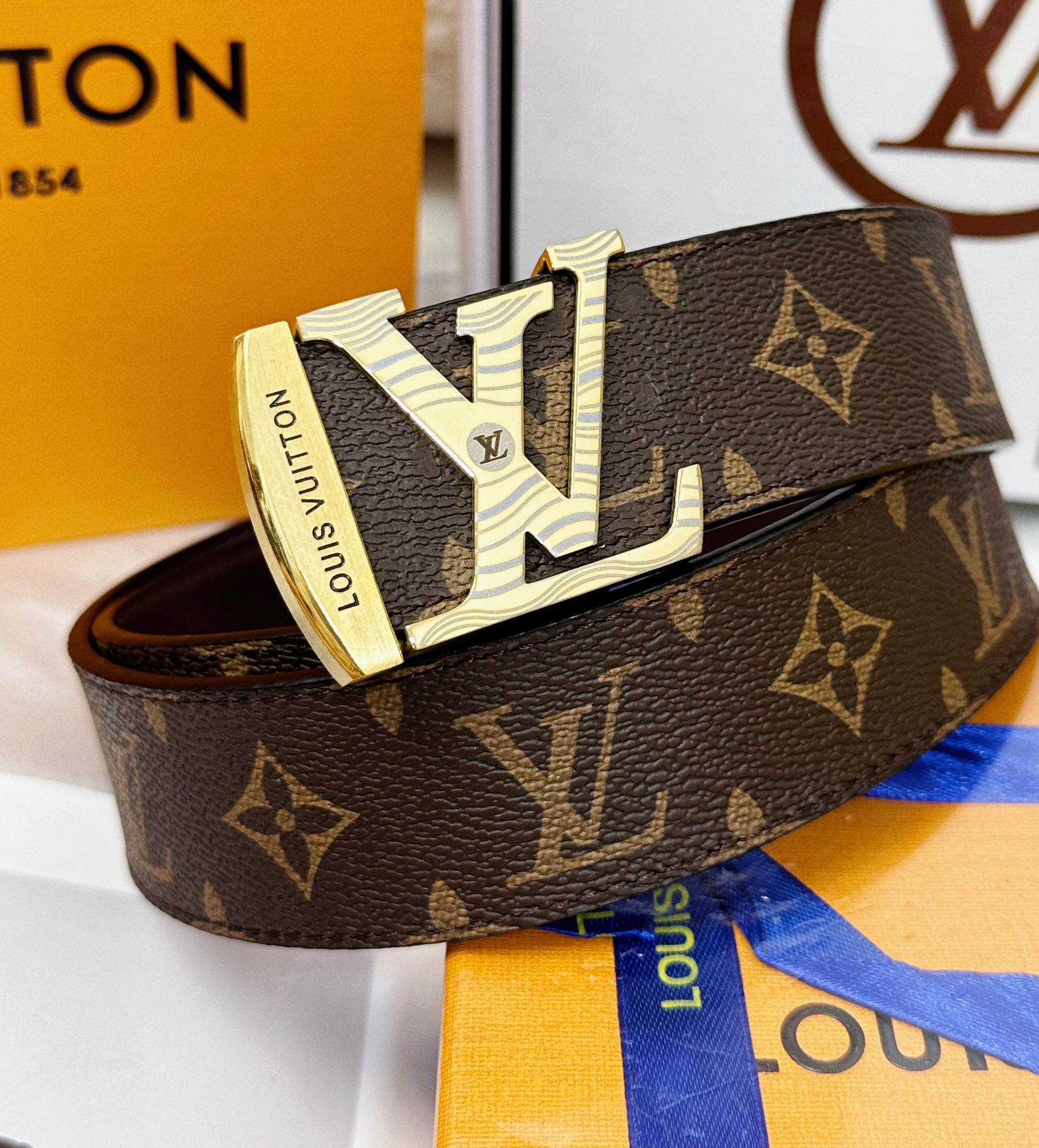 💯皮带：LV..路易..威登️✈️顶级复刻-P140
💯腰带：原单品质🐂百分百进口头层牛皮，保证真皮。雕花镂空🌟工艺.真空电镀.永不掉色.24K纯钢扣🌈头层老花，黑格，棕格，黑花，格仔系列，永恒经典款🎨双面可用✨专柜同等质量，  送人自用首选✈️
💯包装： 请认准如图专柜包装，赠送打孔器，银联发票，宽度4.0cm