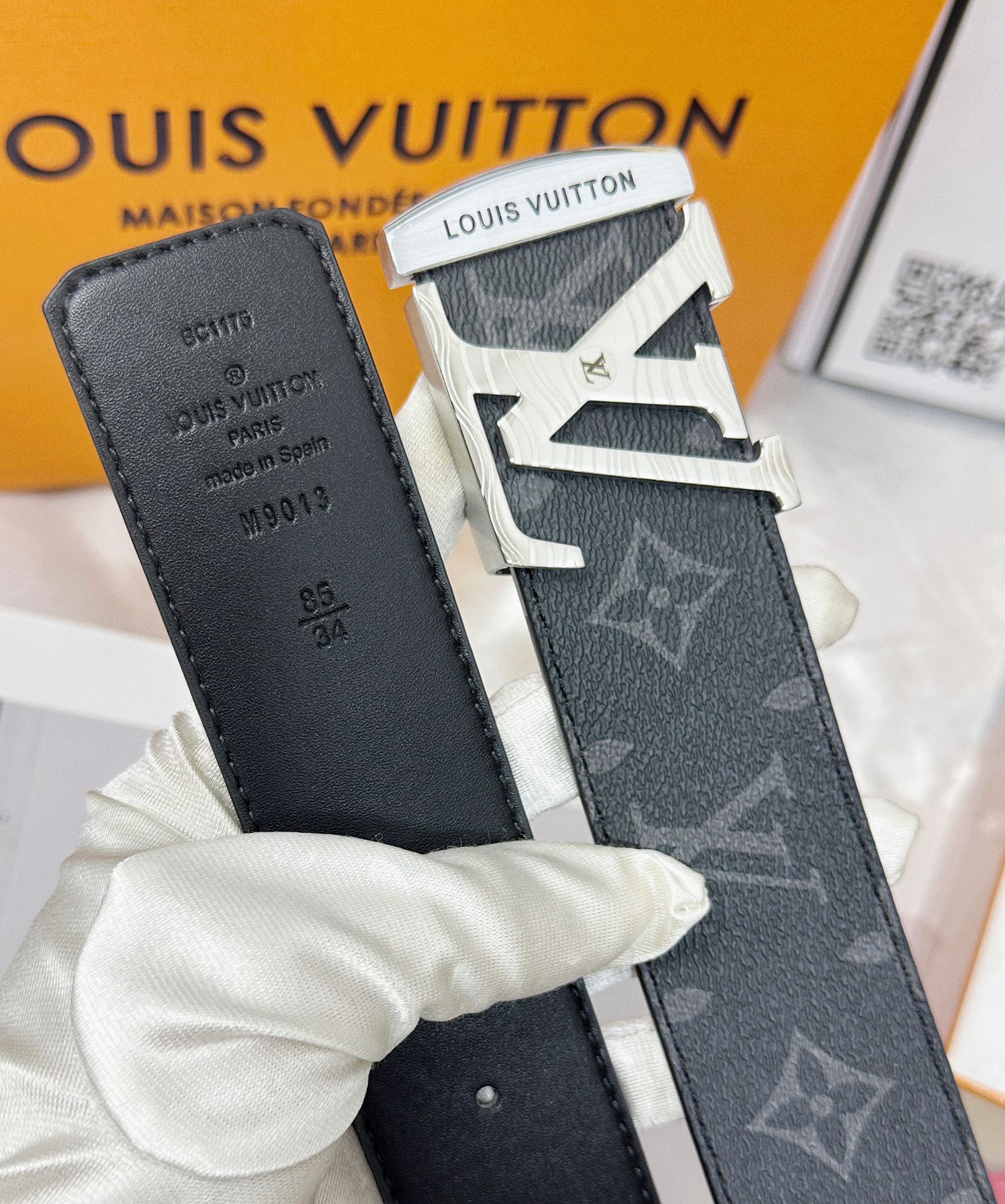 💯皮带：LV..路易..威登️✈️顶级复刻-P140
💯腰带：原单品质🐂百分百进口头层牛皮，保证真皮。雕花镂空🌟工艺.真空电镀.永不掉色.24K纯钢扣🌈头层老花，黑格，棕格，黑花，格仔系列，永恒经典款🎨双面可用✨专柜同等质量，  送人自用首选✈️
💯包装： 请认准如图专柜包装，赠送打孔器，银联发票，宽度4.0cm